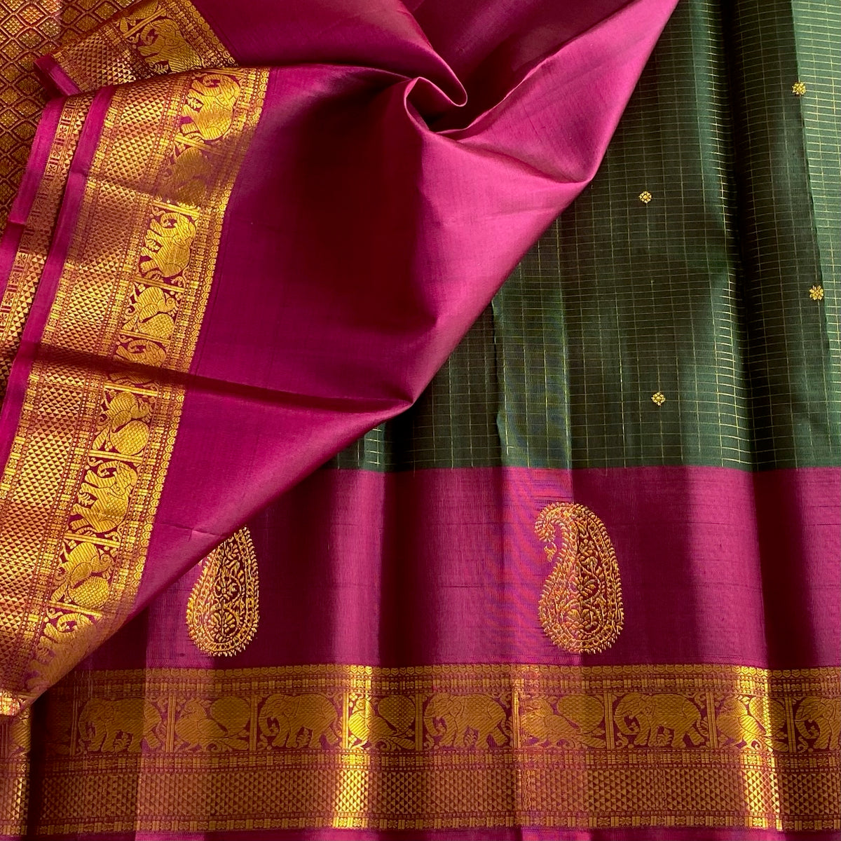 Emerald Green Kanjeevaram Pure Zari Silk Saree With Magenta Pallu