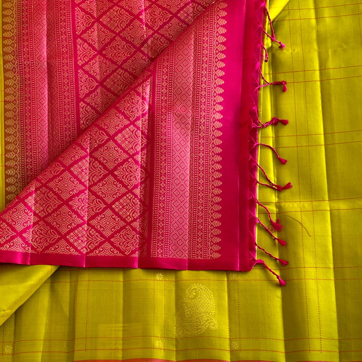 Lime Green Checkered Designer Pure Silk Saree With Rani Pink Pallu