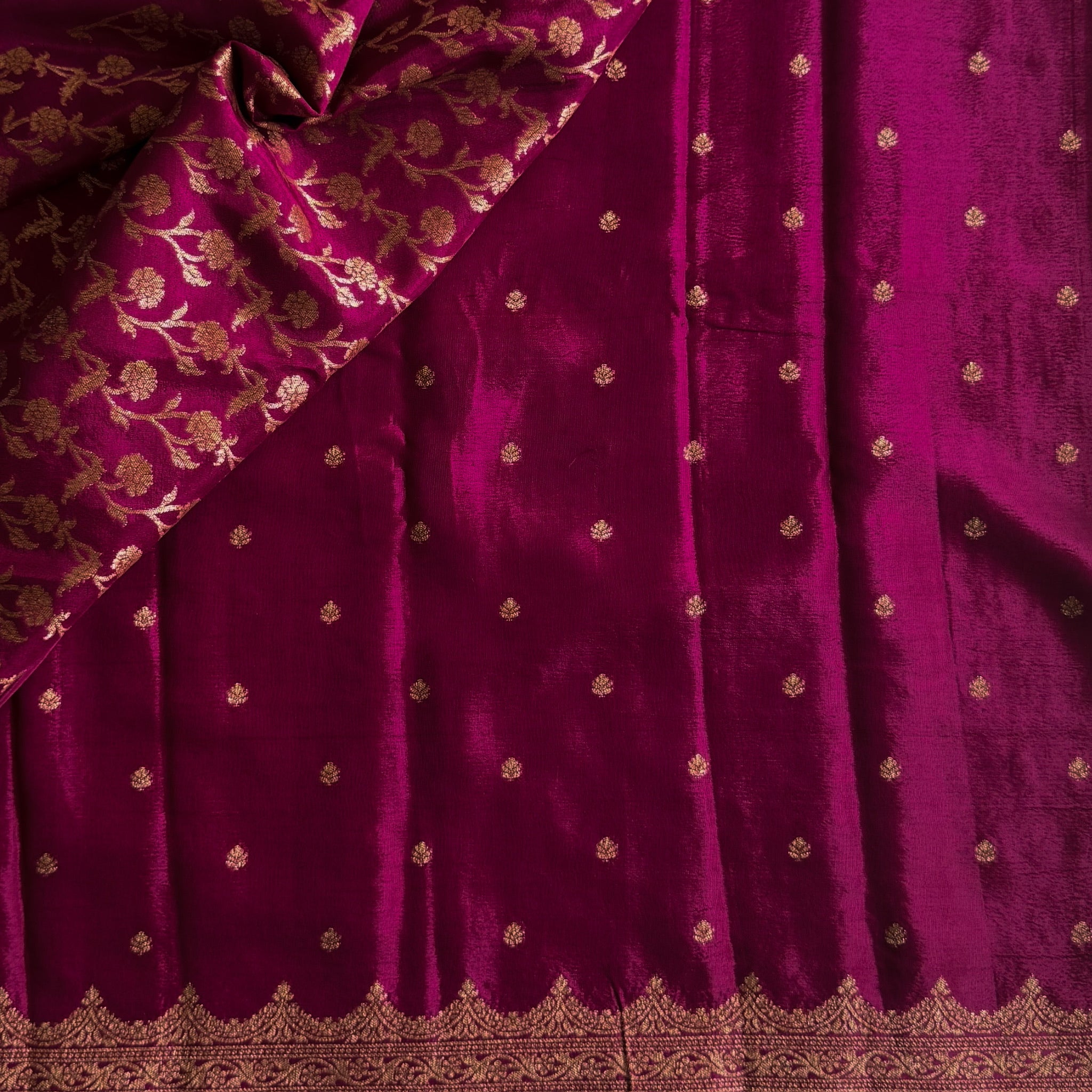 Magenta Banarasi Silk Saree Gold Brocade Pallu Scalloped Border Traditional