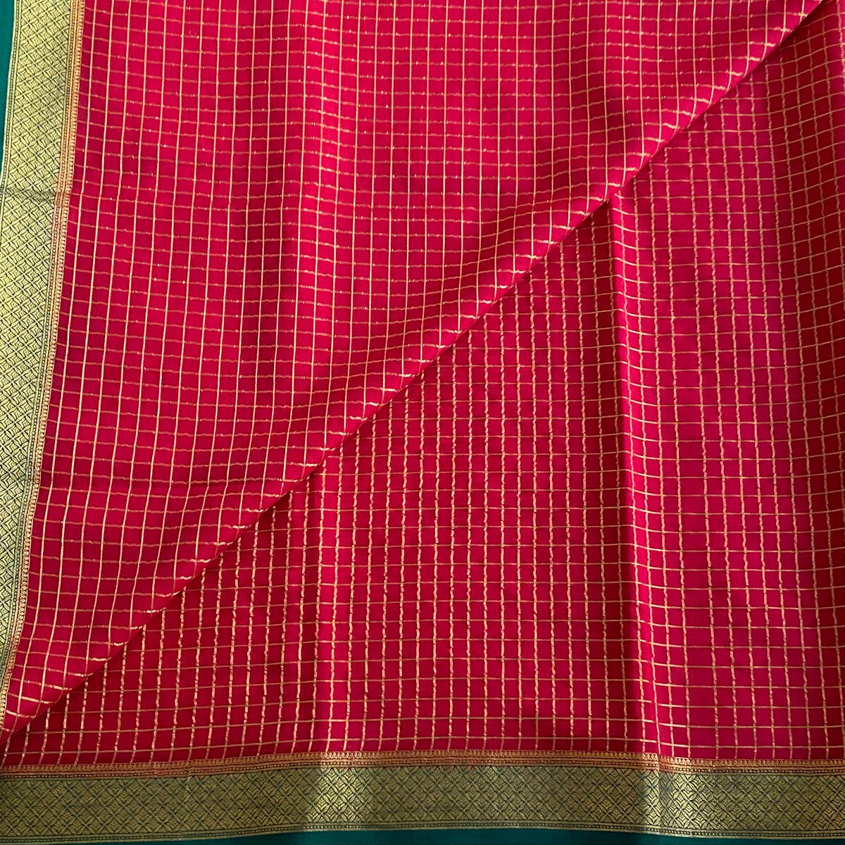 Tomato Red Checkered Mysore Crepe Silk Saree With Stunner Teal Pallu