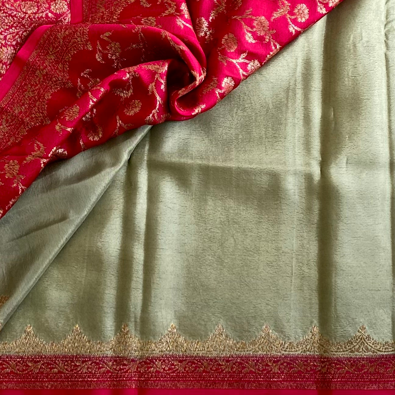 Banarasi Crepe Silk Sage Green Saree With Rani Pink Pallu
