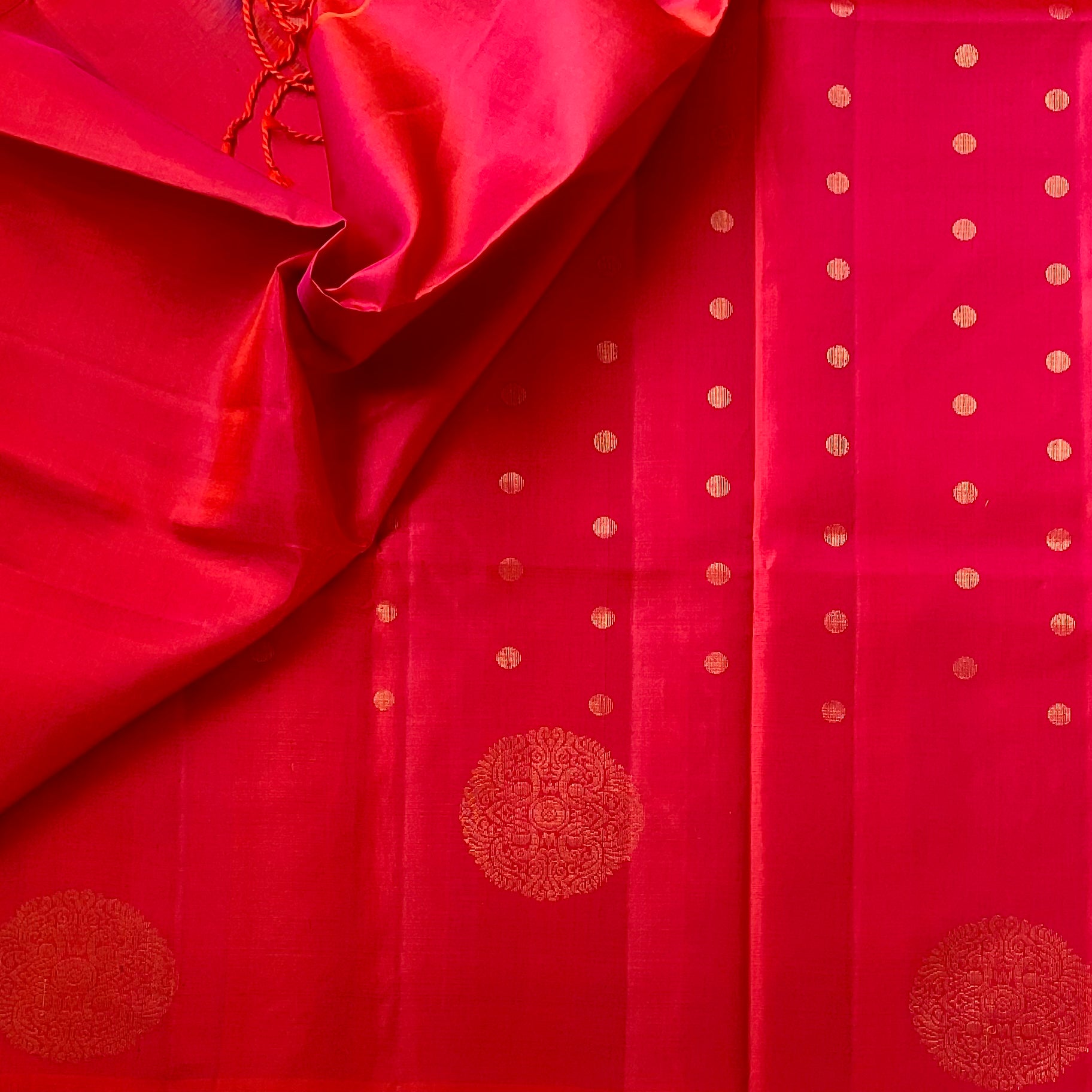 Kanakambari pinkish red Silk Saree Gold Medallion Paisley Pallu Tasseled End