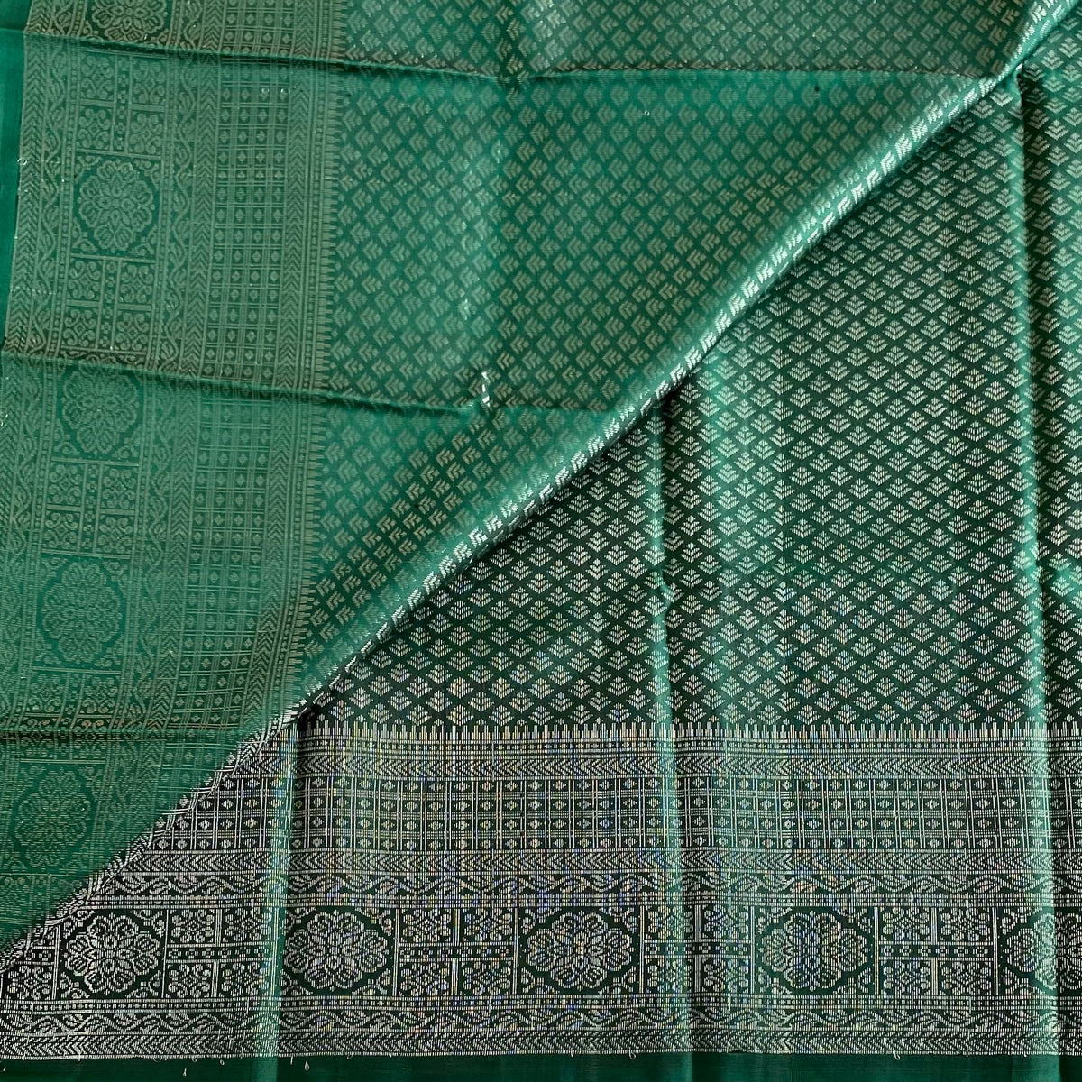 Emerald Green Designer Pure Silk Saree With Magenta Pallu And Gold Zari