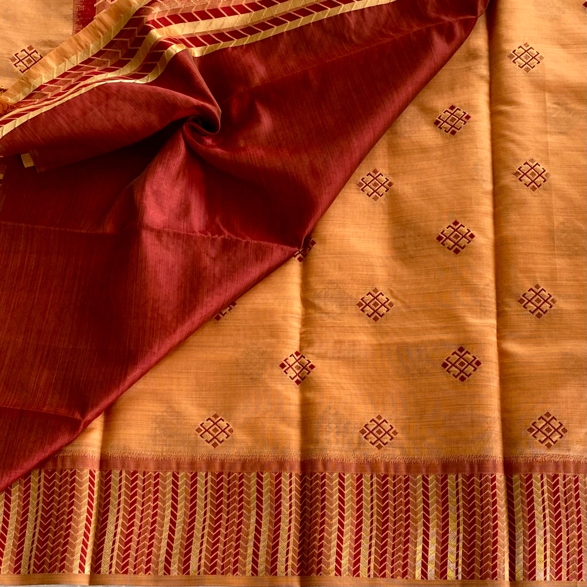 Peach Magenta Zari Striped Pallu Diamond Motif Traditional Silk Saree