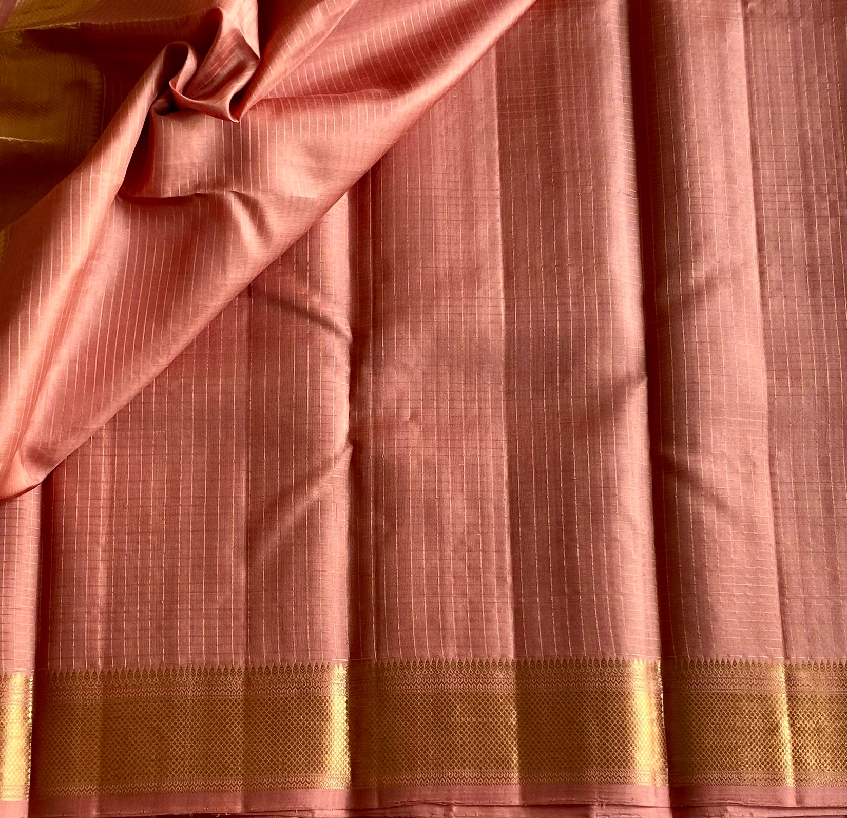 Dusty Rose Woven Saree Gold Brocade Border Lattice Motif Traditional
