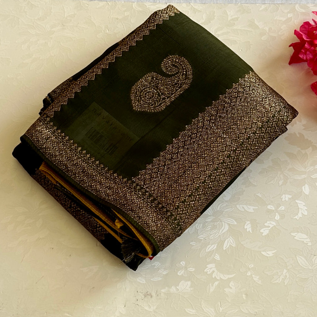Deep Forest Green Silk Saree Antique Gold Paisley Zari Pallu