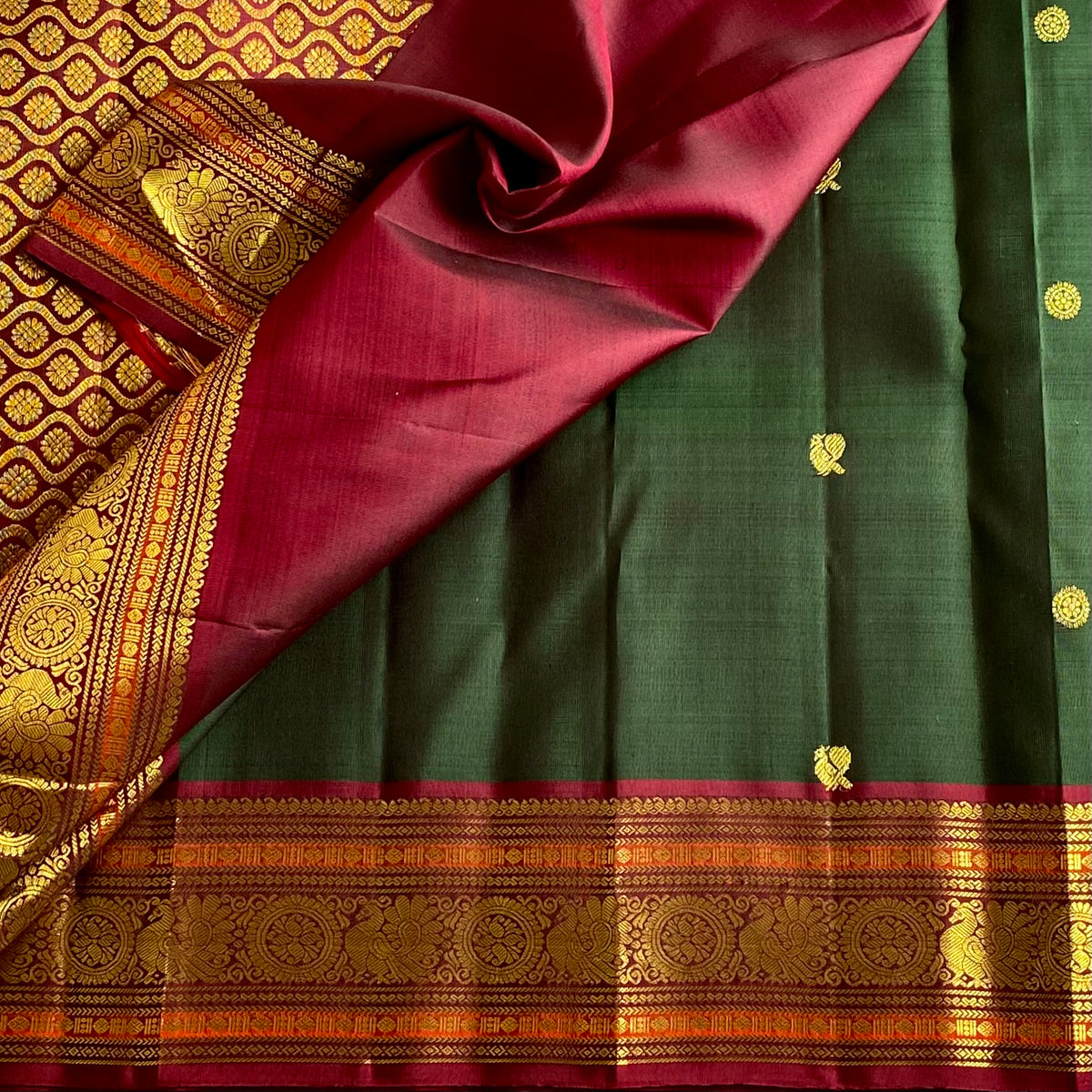 Deep Emerald Green Kanjeevaram Pure Zari Silk Saree With Magenta Pallu
