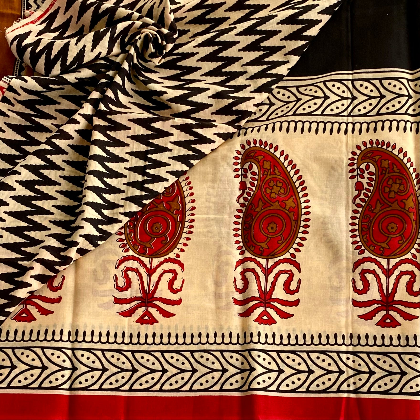Cream Beige Cotton Saree Crimson Paisley Black Pallu Leaf Border