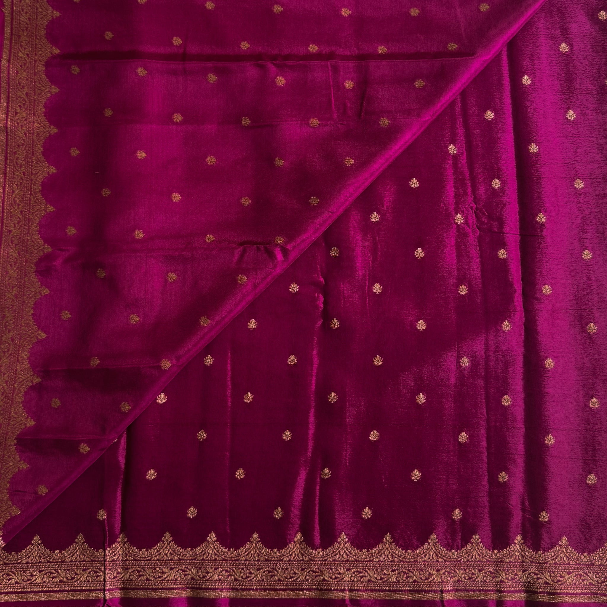 Magenta Banarasi Silk Saree Gold Brocade Pallu Scalloped Border Traditional