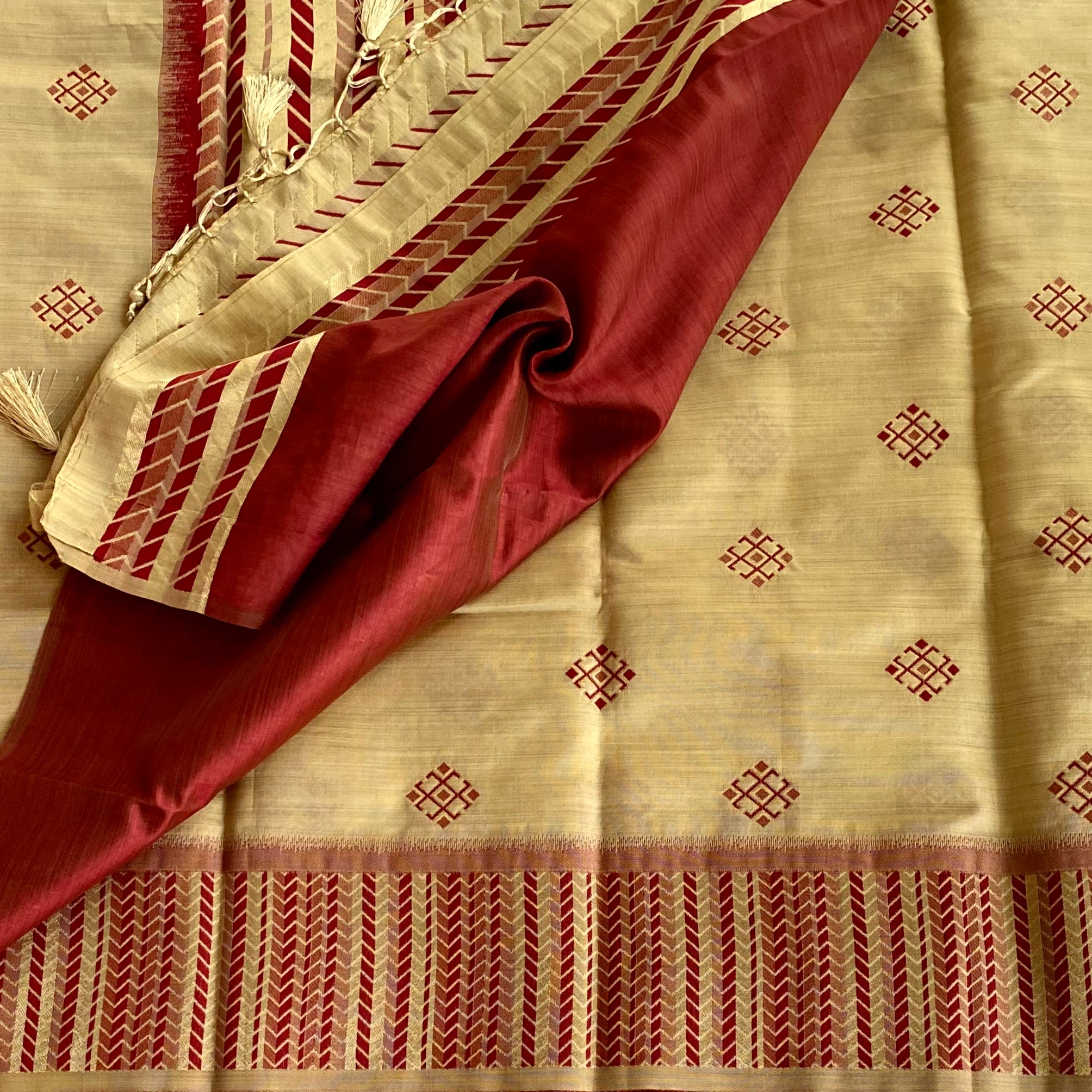 Cream Beige Saree Crimson Chevron Pallu Gold Zari Border Tassel