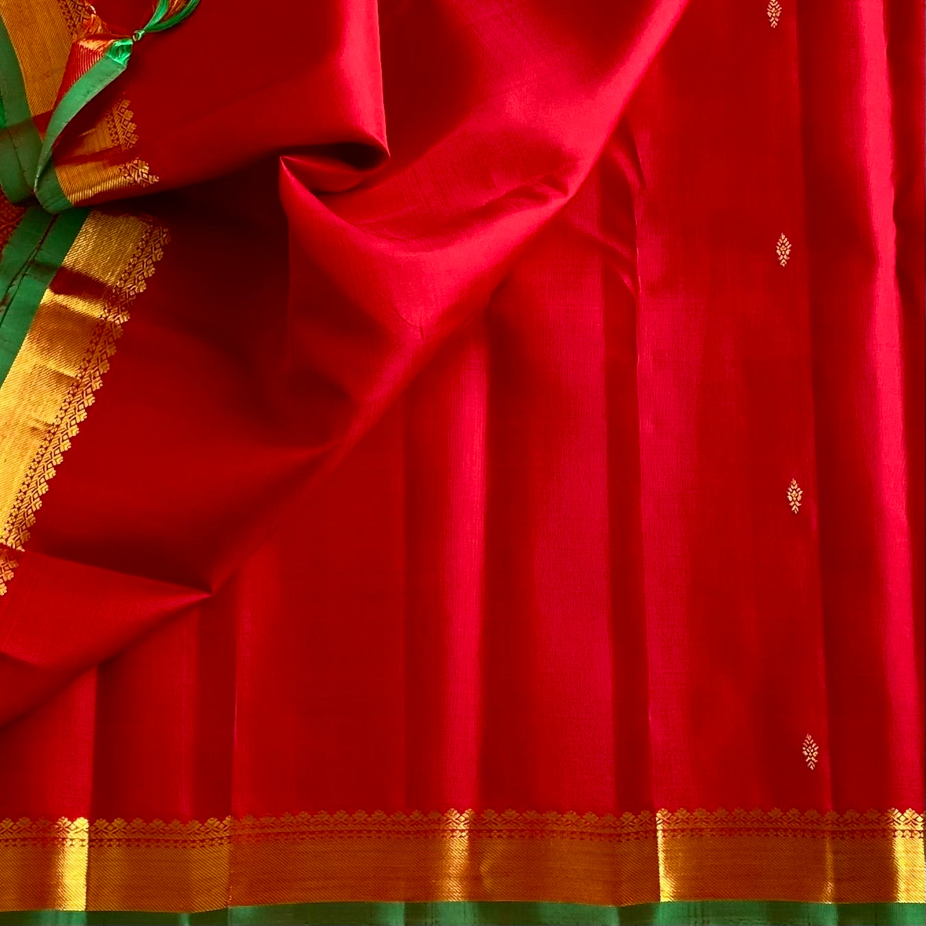 Crimson Red Kanjeevaram Pure Zari Silk Saree With Antique Gold Pallu