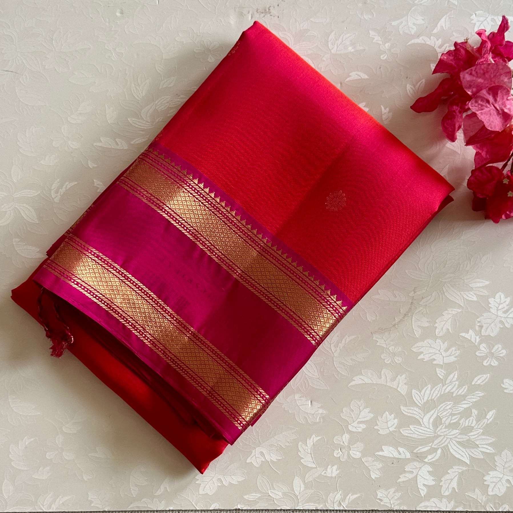 Vibrant Kanakambari And Magenta Pink Designer Pure Silk Saree With Gold Jaal