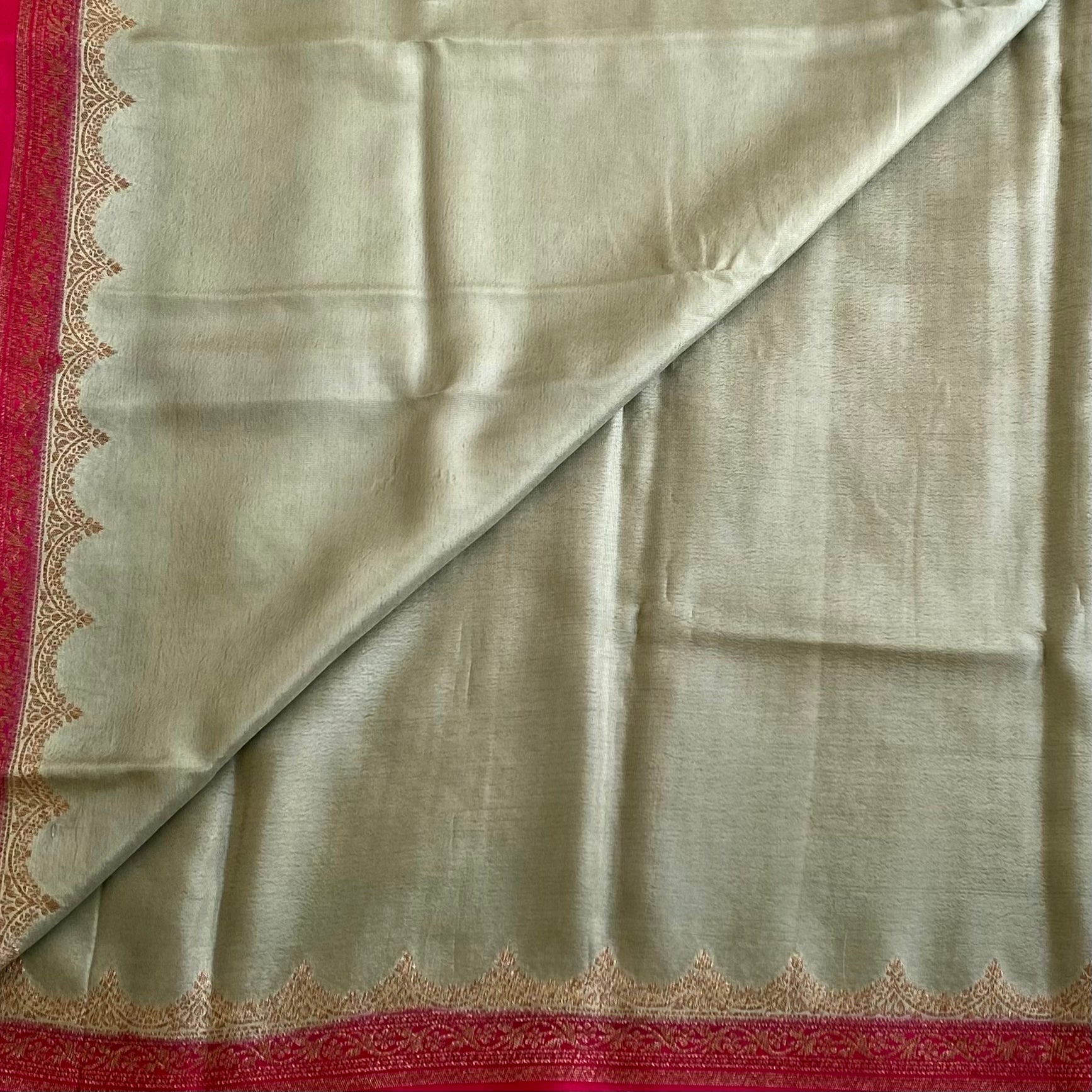 Banarasi Crepe Silk Sage Green Saree With Rani Pink Pallu