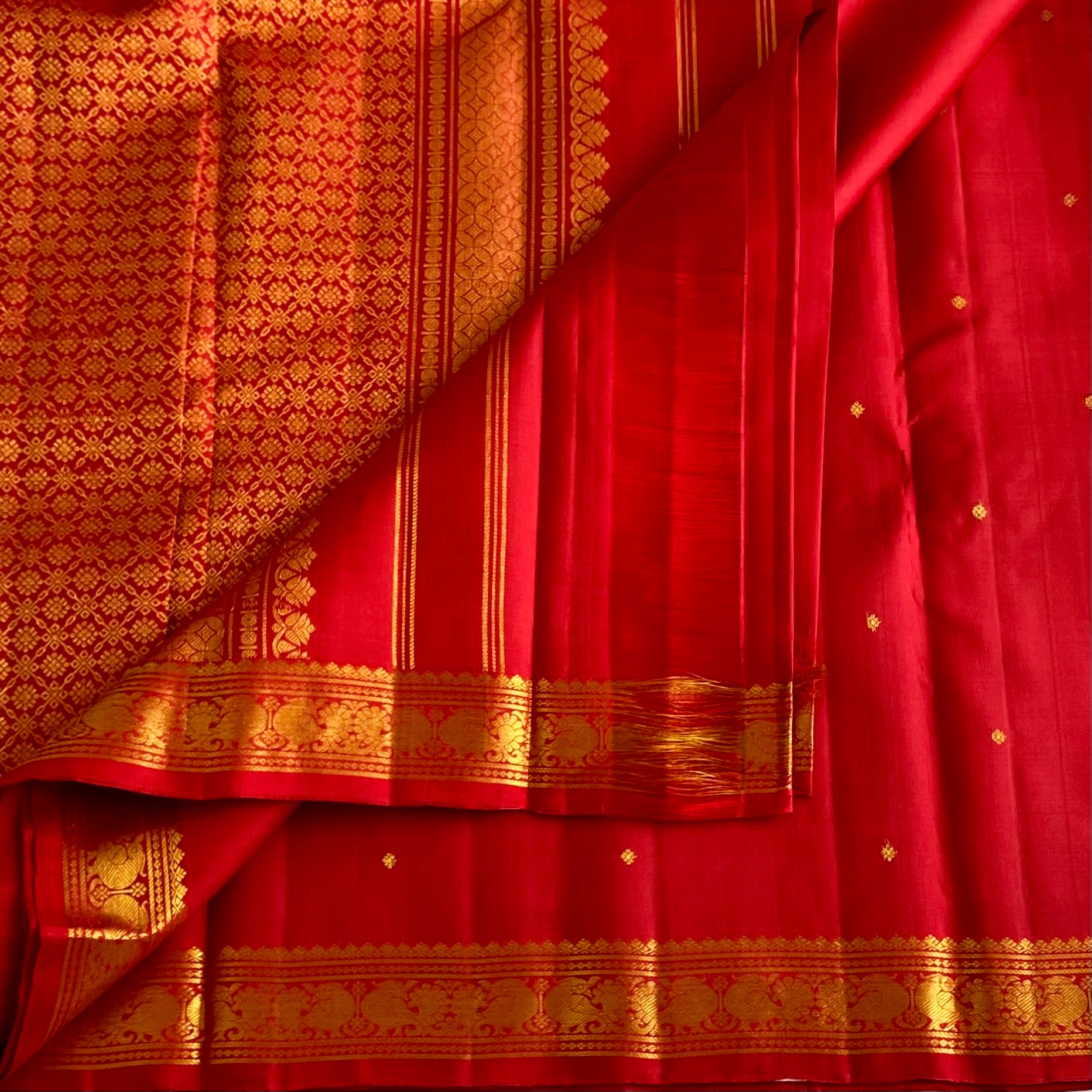 Kanjeevaram Pure Zari Silk Scarlet Red With Classy Gold Pallu Saree