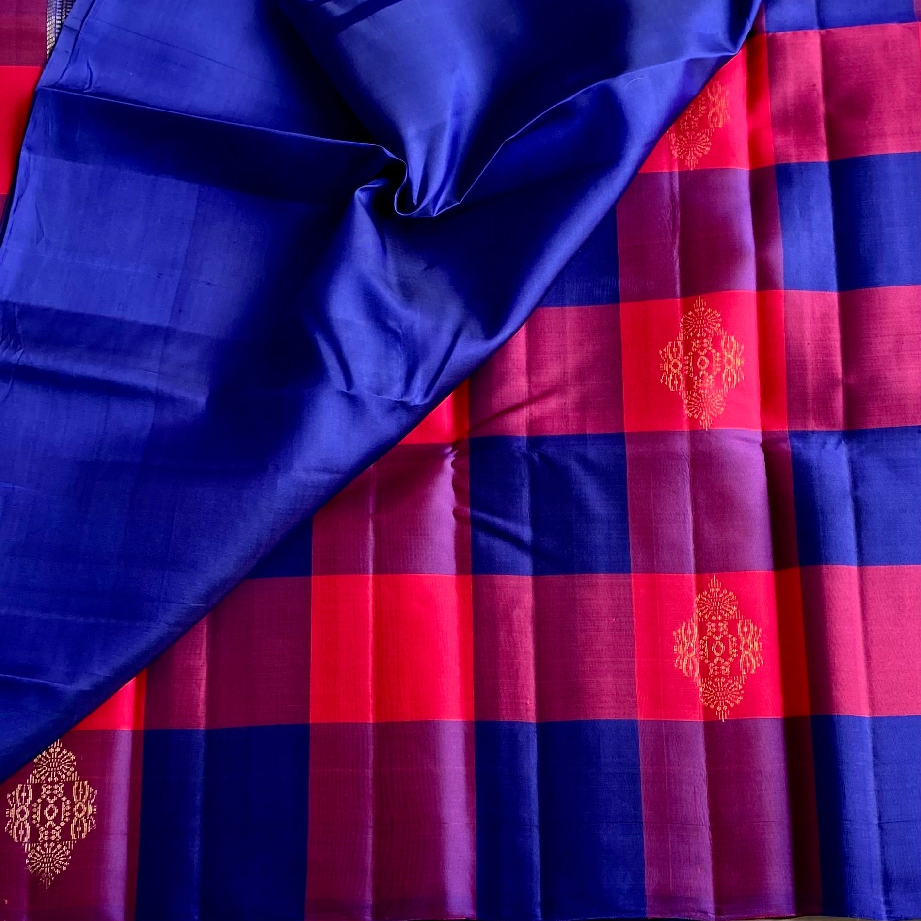 Designer Checkered Pure Silk Saree With Royal Blue Pallu And Blouse
