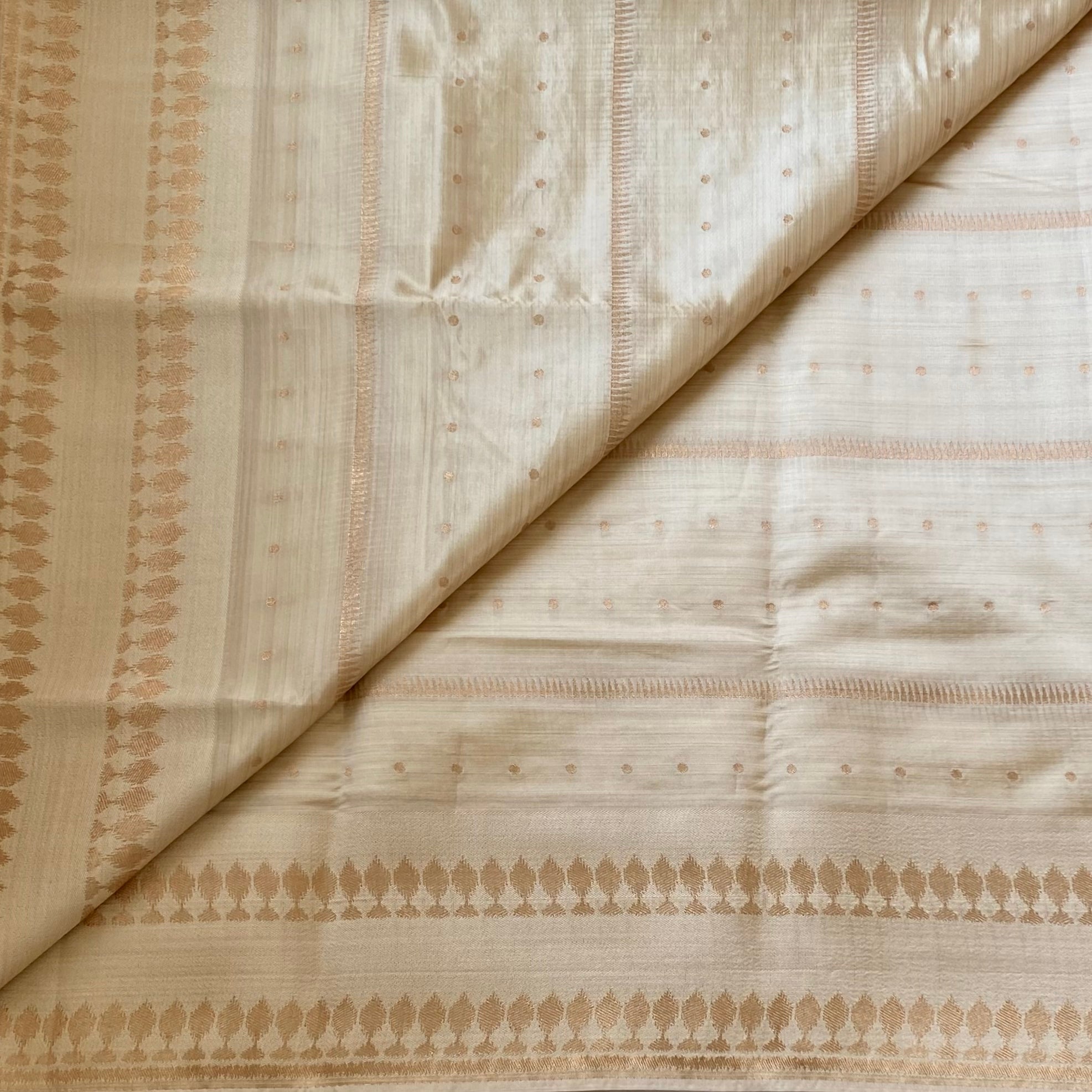Blush Beige Traditional Saree With Diamond Pallu And Leaf Border