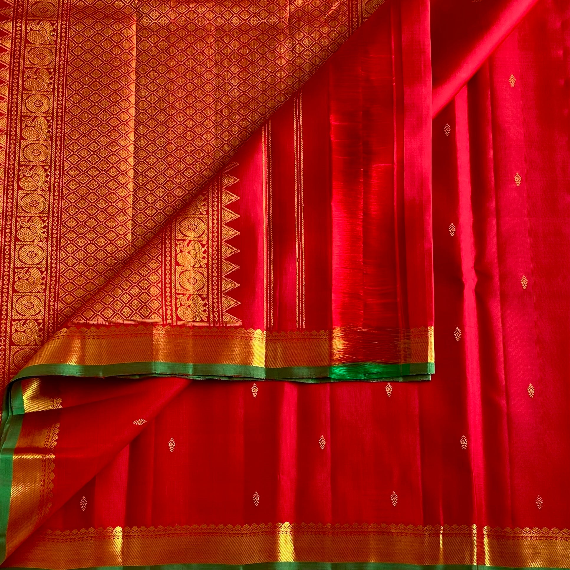 Crimson Red Kanjeevaram Pure Zari Silk Saree With Antique Gold Pallu