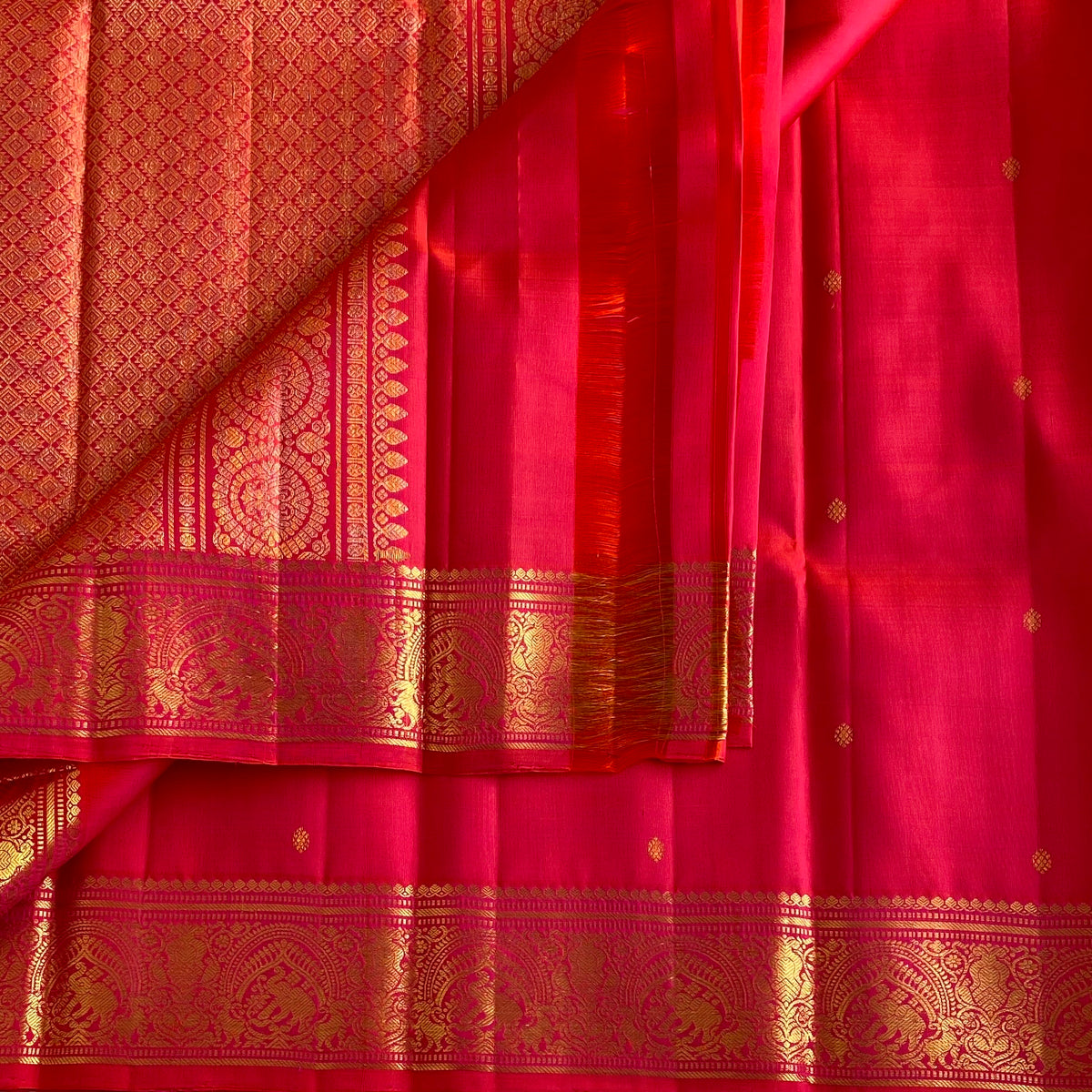 Deep Fuchsia Kanjeevaram Pure Zari Silk Saree With Intricate Gold Pallu