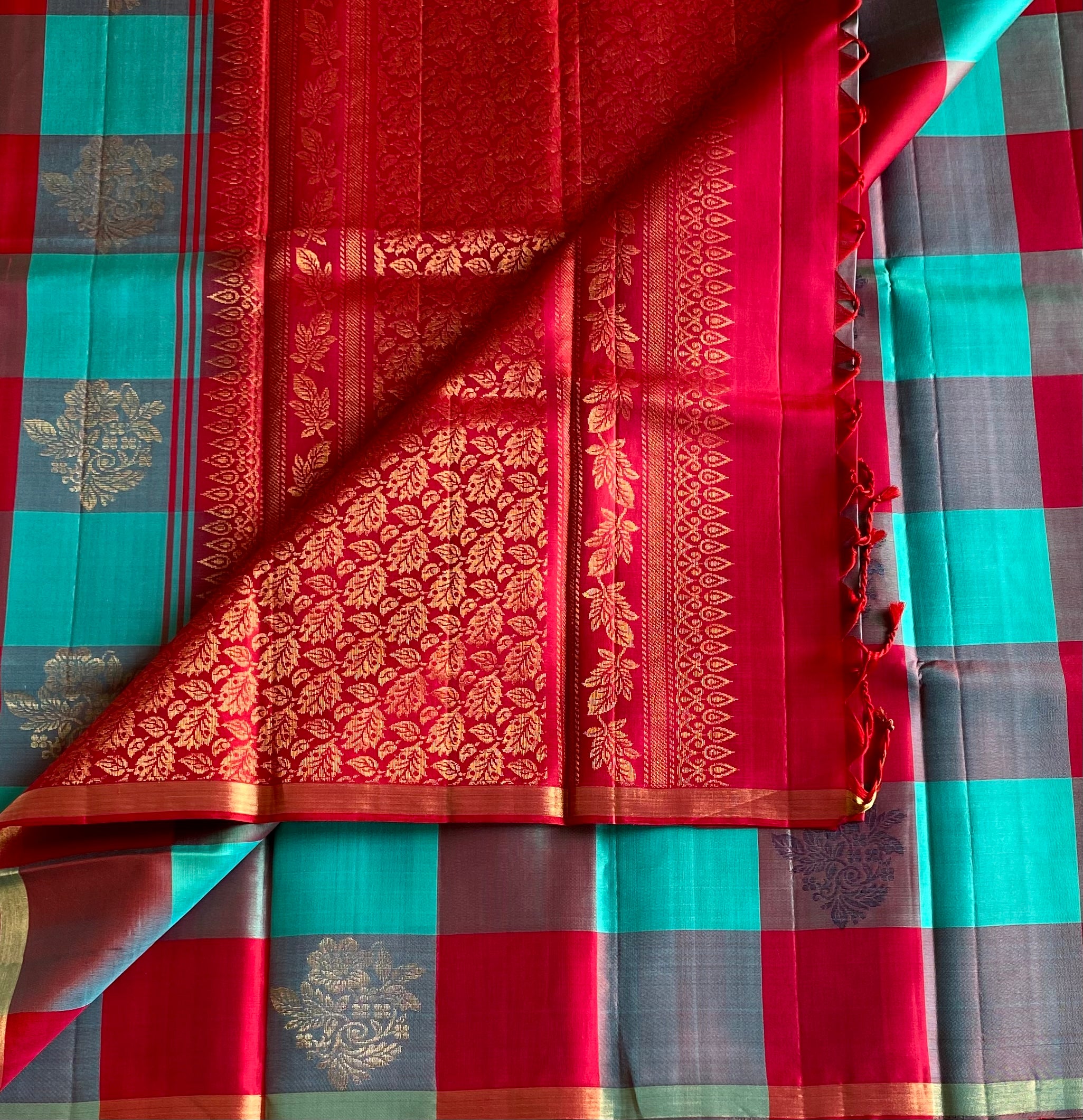 Magenta Turquoise Checked Silk Saree With Gold Jaal Pallu Traditional