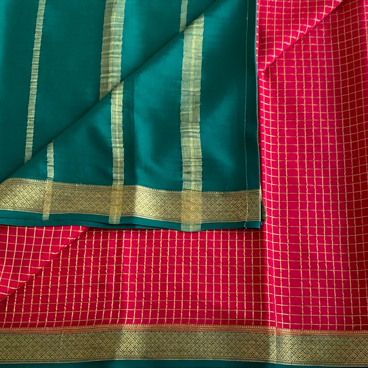 Tomato Red Checkered Mysore Crepe Silk Saree With Stunner Teal Pallu