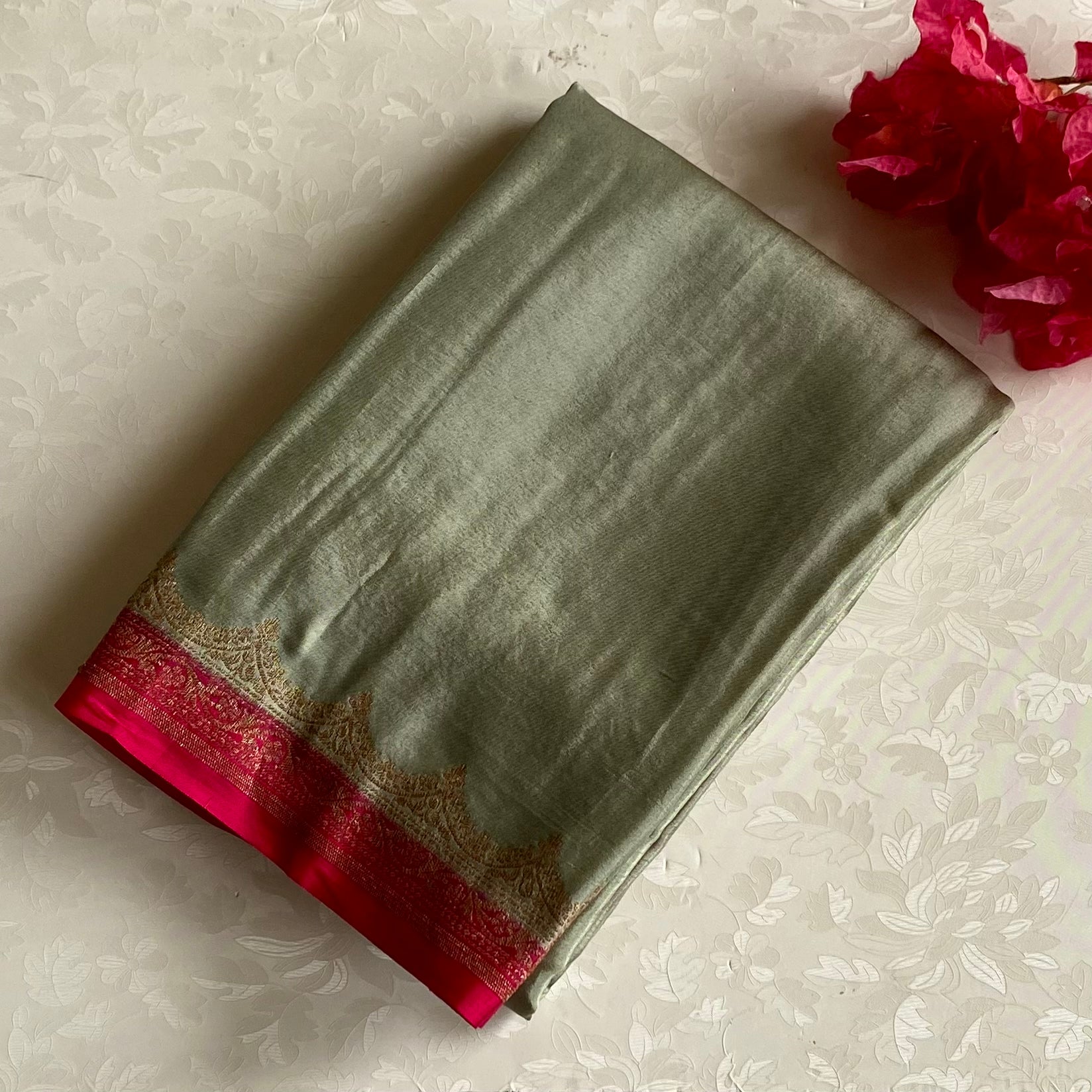 Banarasi Crepe Silk Sage Green Saree With Rani Pink Pallu