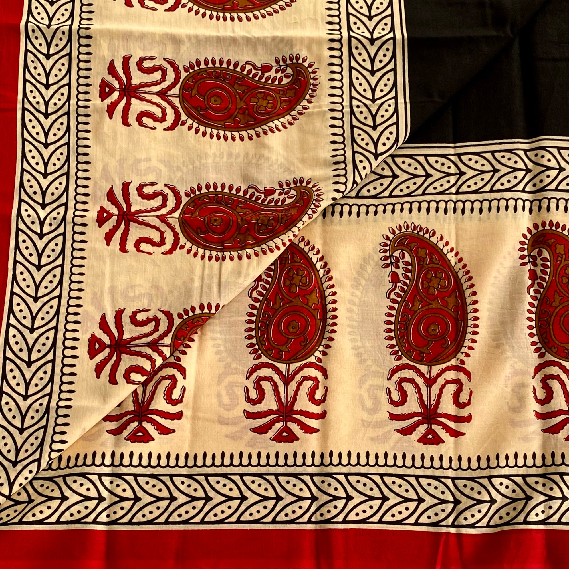 Cream Beige Cotton Saree Crimson Paisley Black Pallu Leaf Border