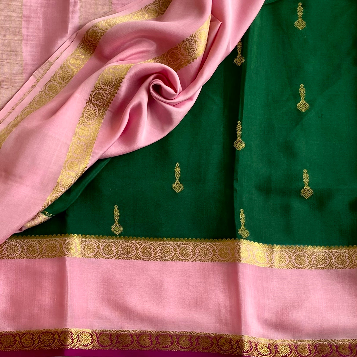 Emerald Green Mysore Crepe Silk Saree With Pastel Pink Pallu