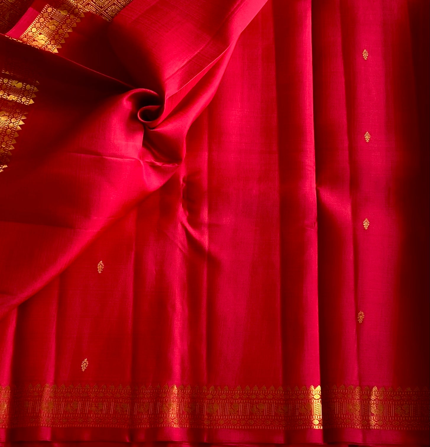 Fuchsia Zari Border Saree with Floral Lattice Pallu for Weddings