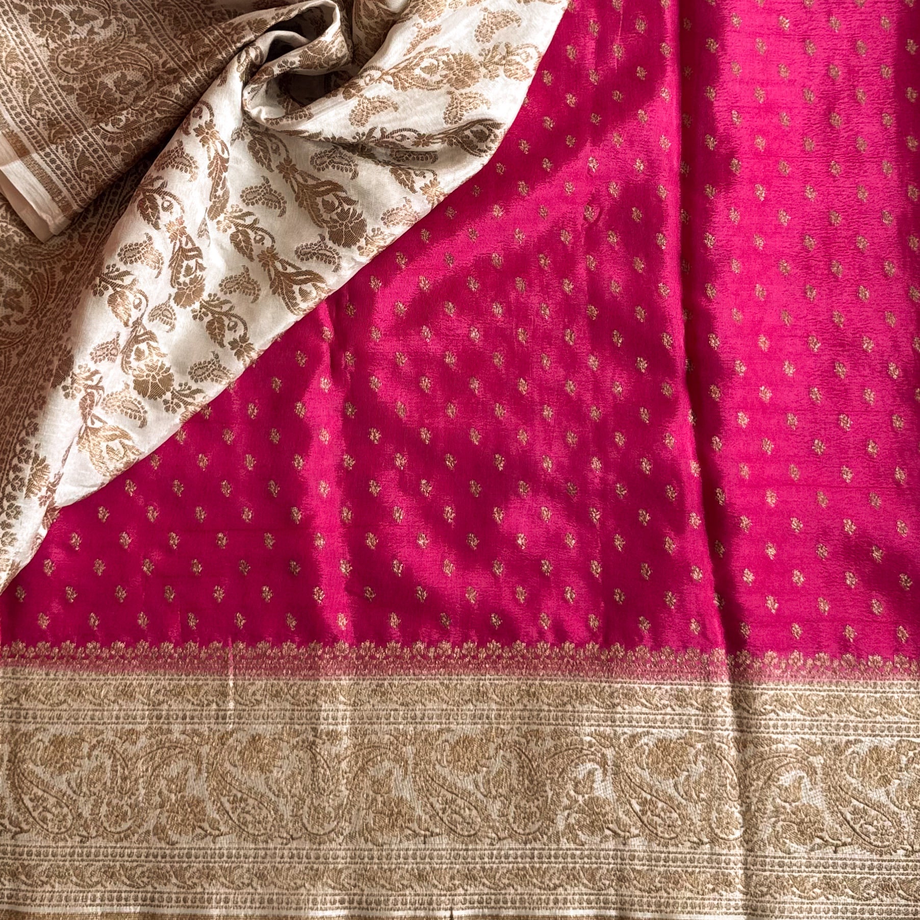 Magenta Ivory Paisley Zari Woven Saree Traditional Festive Wear Elegant