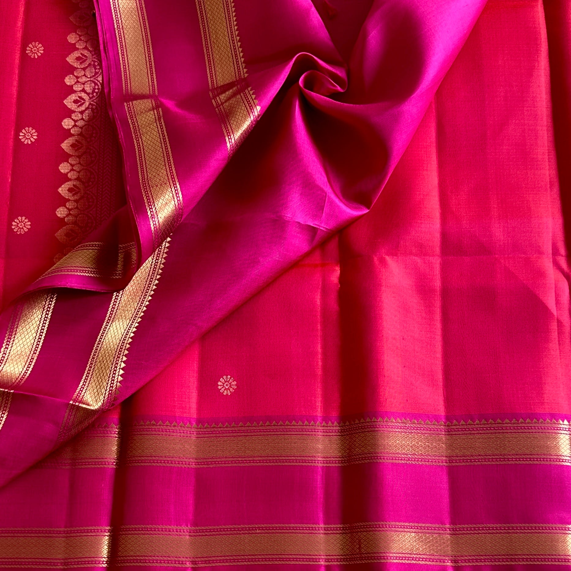 Vibrant Kanakambari And Magenta Pink Designer Pure Silk Saree With Gold Jaal