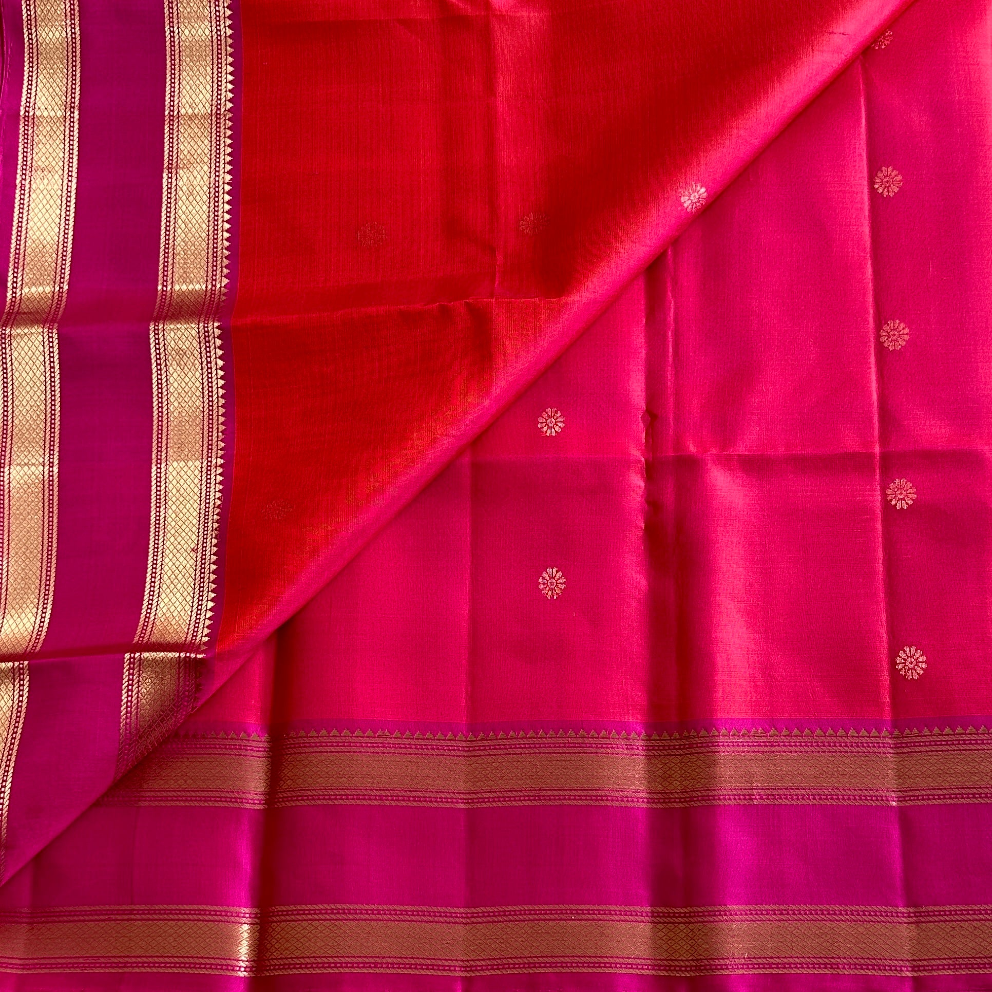 Vibrant Kanakambari And Magenta Pink Designer Pure Silk Saree With Gold Jaal