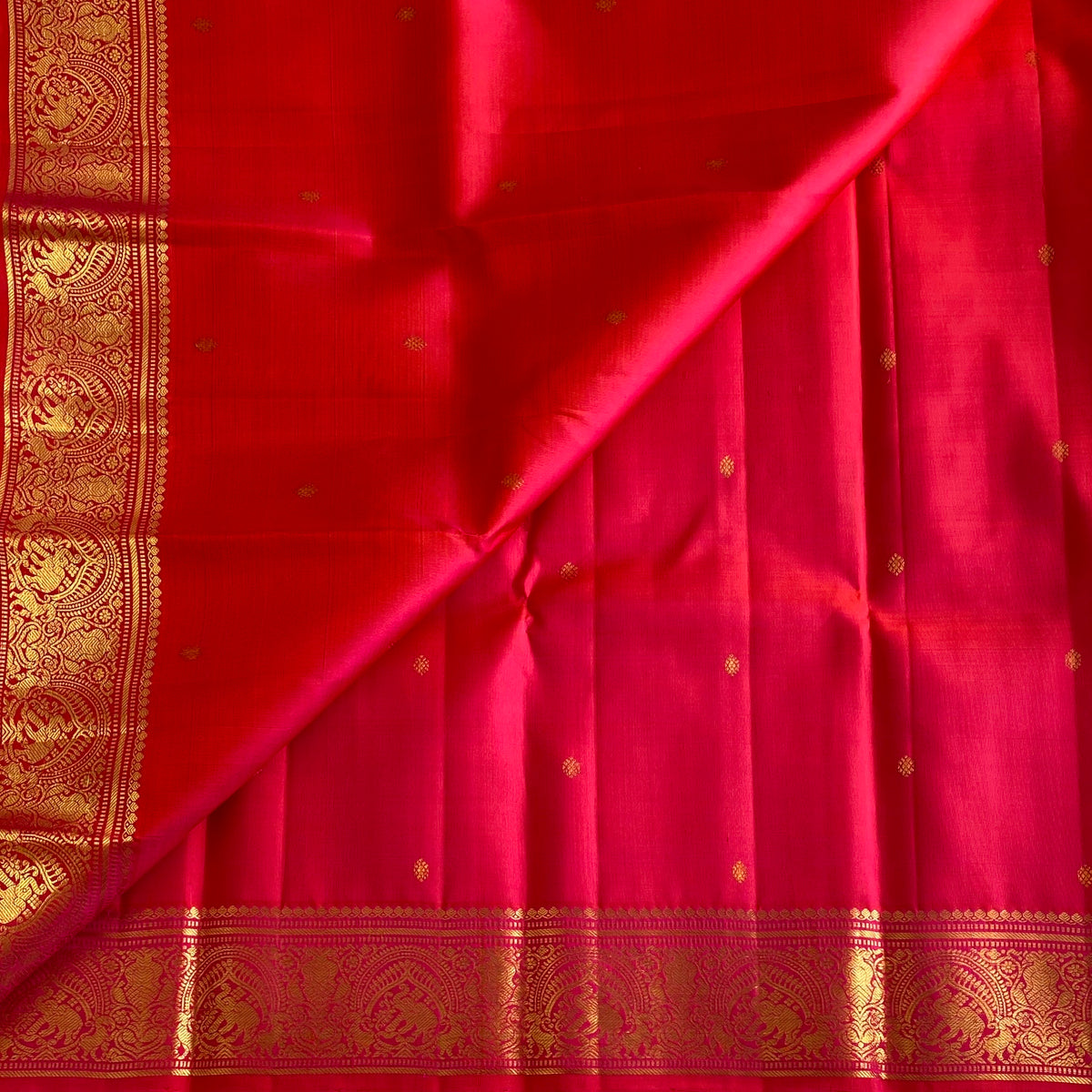 Deep Fuchsia Kanjeevaram Pure Zari Silk Saree With Intricate Gold Pallu
