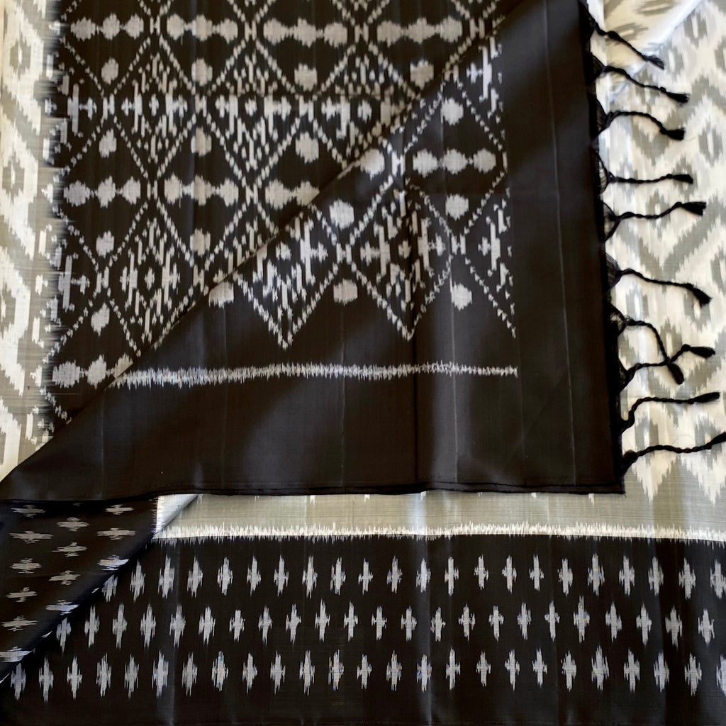 Gorgeous White n Black Ikkat Designer Pure Silk Saree With Jet Black Pallu