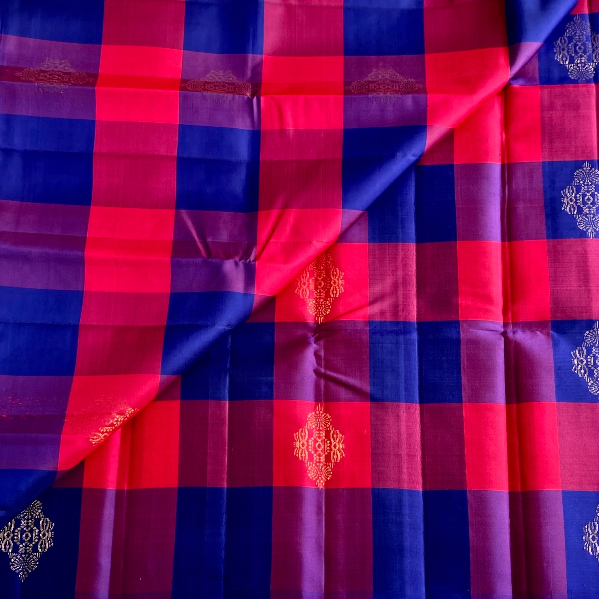 Designer Checkered Pure Silk Saree With Royal Blue Pallu And Blouse