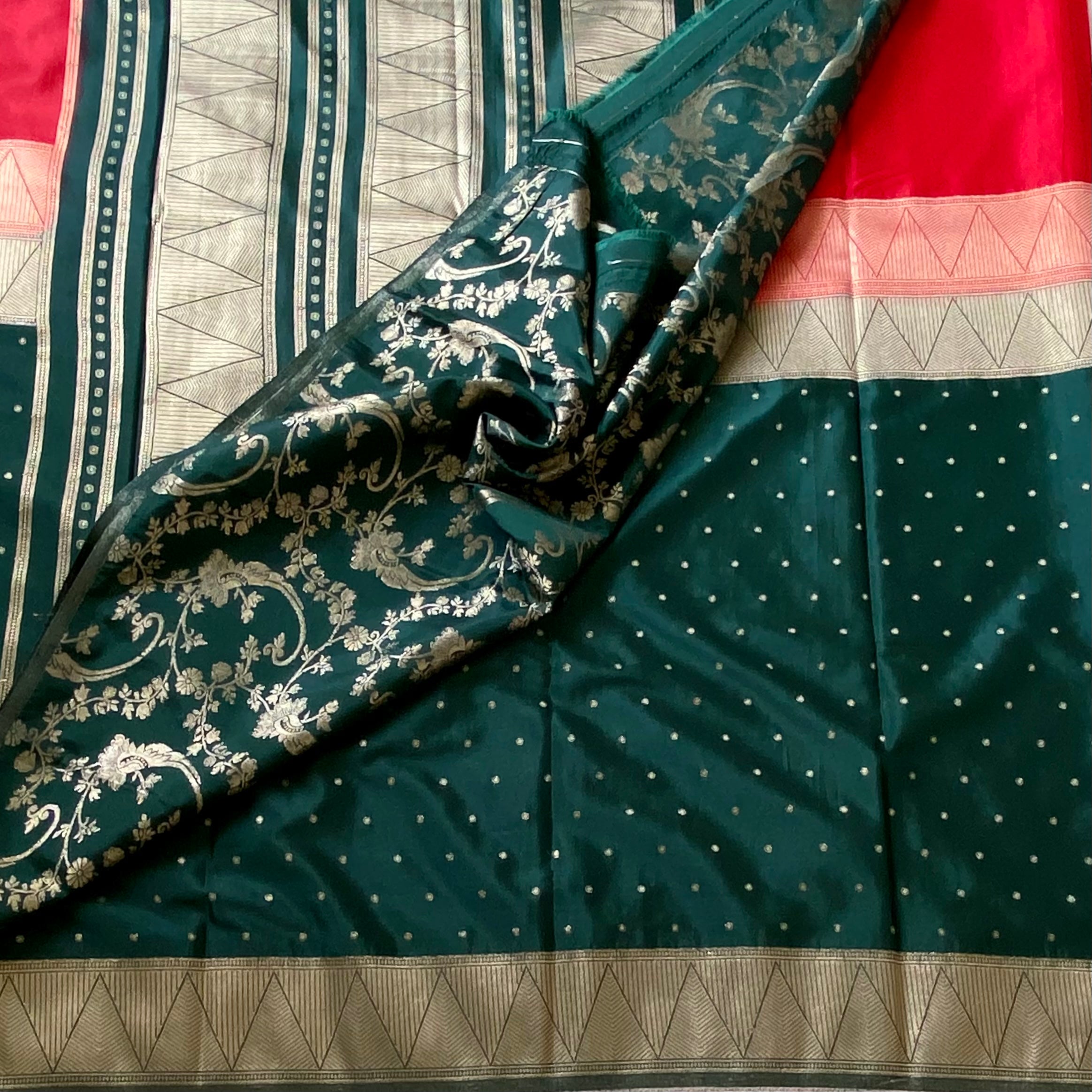 Deep Green Banarasi Silk Saree Antique Gold Zari Crimson Pallu
