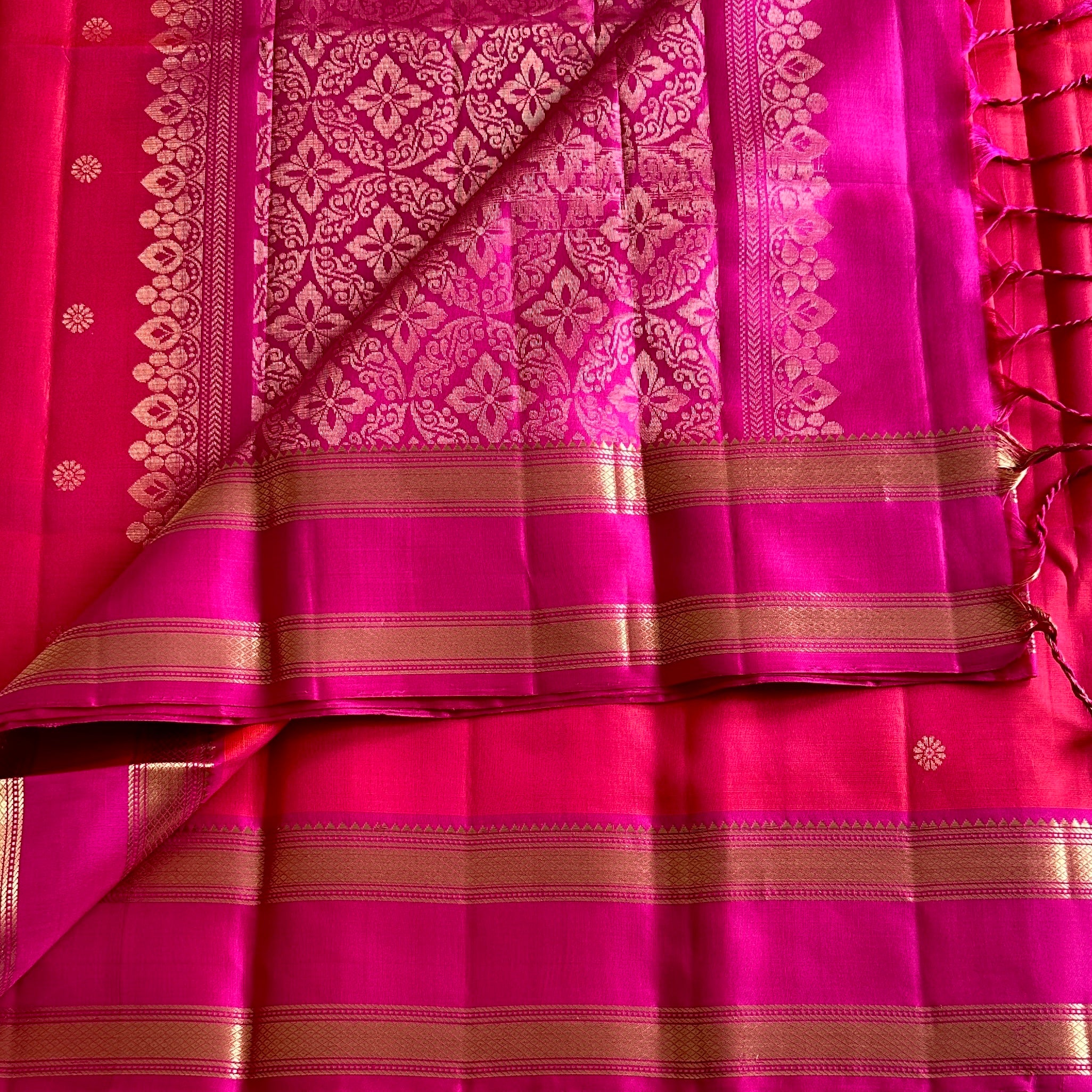 Vibrant Kanakambari And Magenta Pink Designer Pure Silk Saree With Gold Jaal