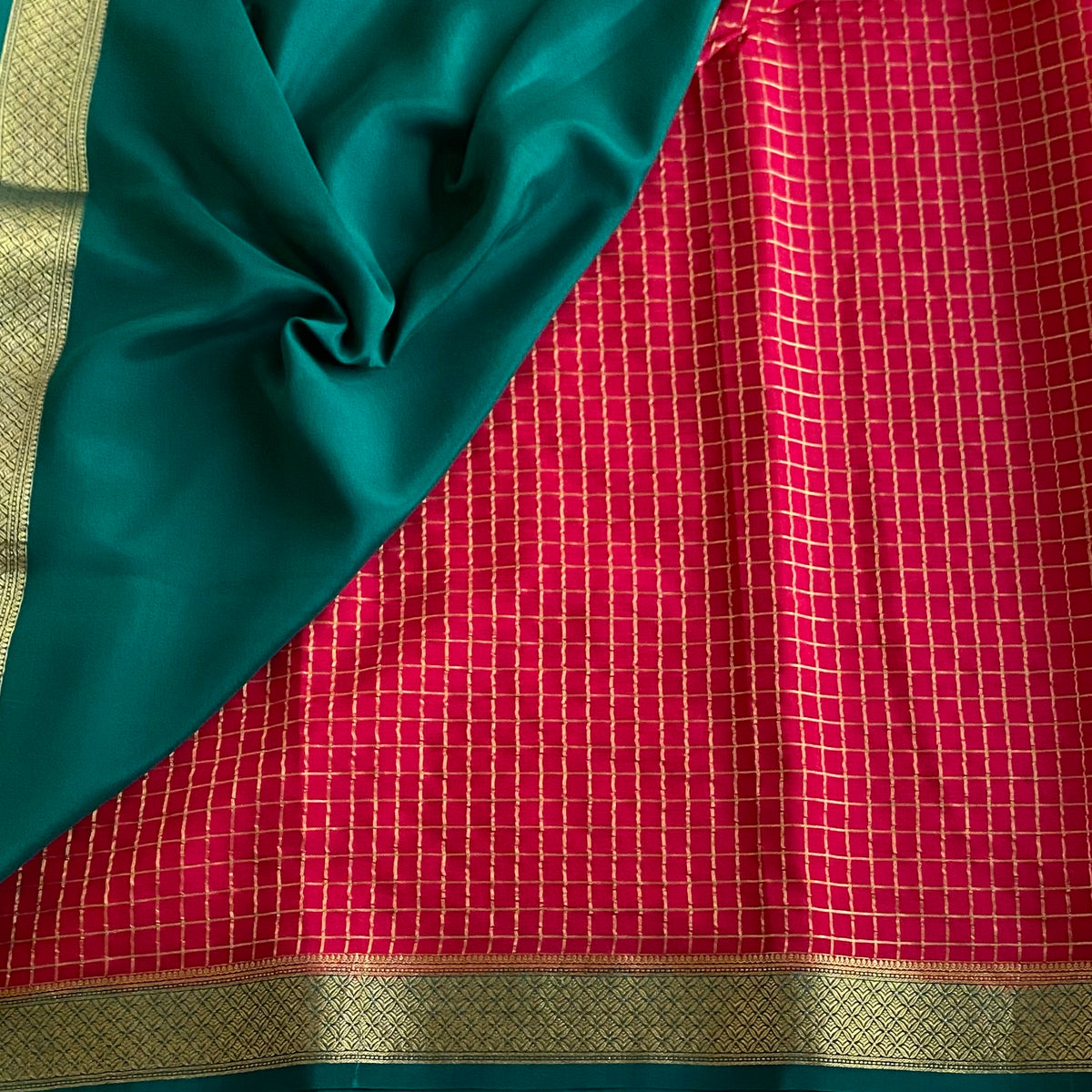 Tomato Red Checkered Mysore Crepe Silk Saree With Stunner Teal Pallu