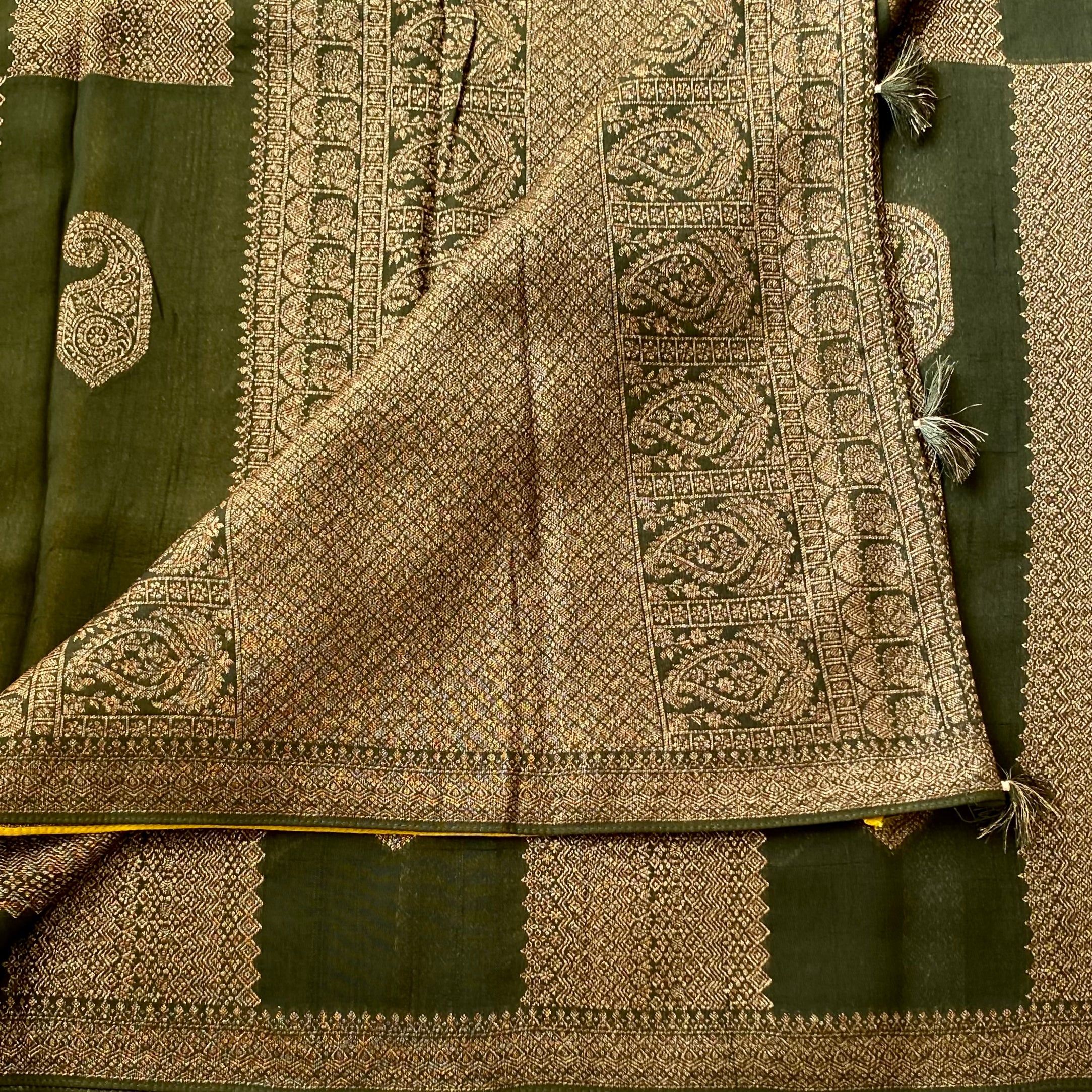 Deep Forest Green Silk Saree Antique Gold Paisley Zari Pallu