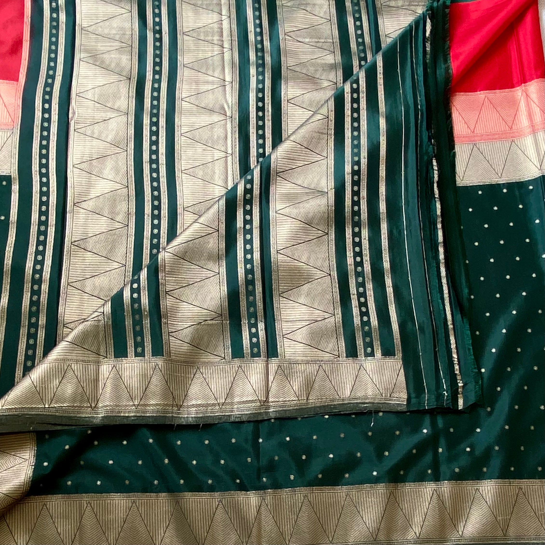 Deep Green Banarasi Silk Saree Antique Gold Zari Crimson Pallu