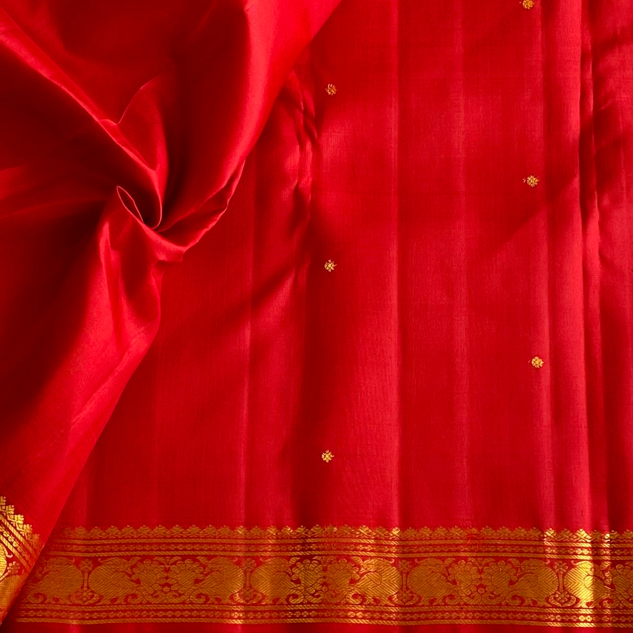 Kanjeevaram Pure Zari Silk Scarlet Red With Classy Gold Pallu Saree