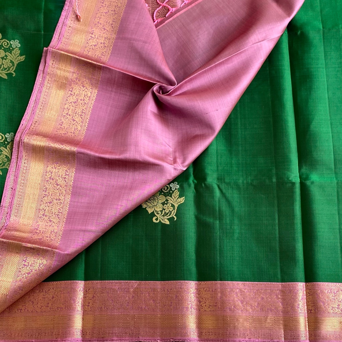 Emerald Green Designer Pure Silk Saree With Onion Pink Pallu
