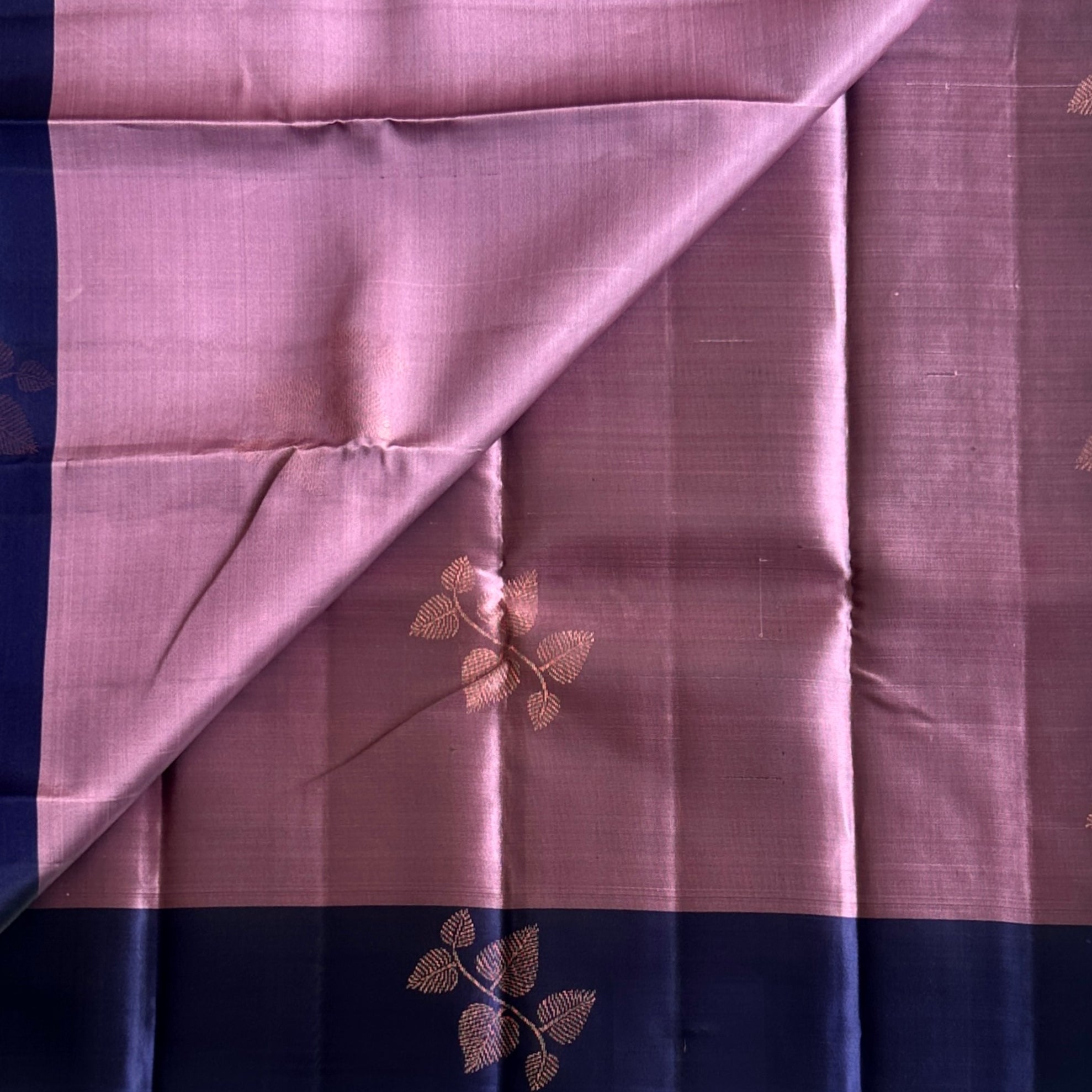 Mauve Metallic Shade lightweight pure silk with Indigo Pallu Copper Zari Diamond Motif