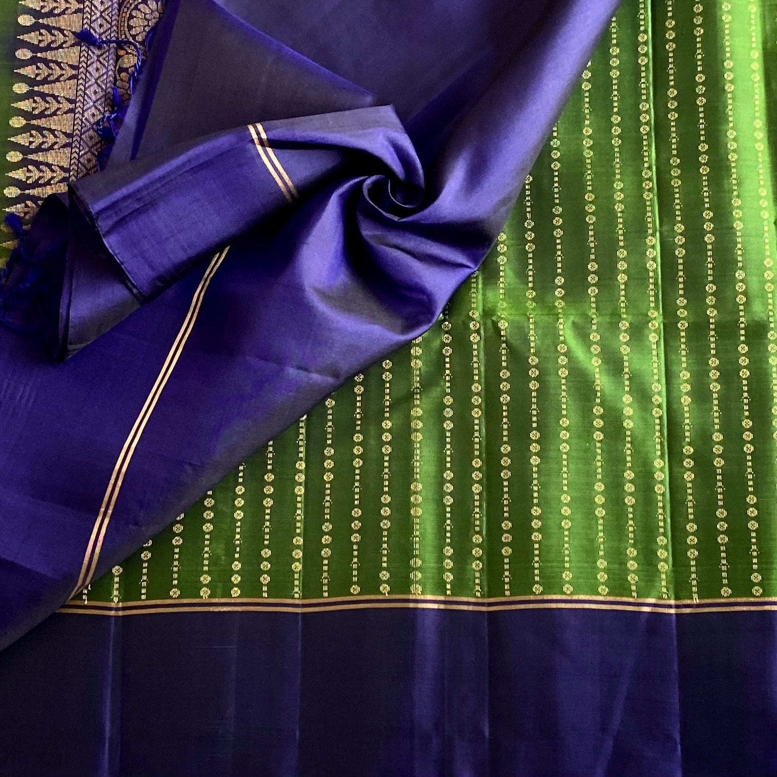 Leaf Green Designer Pure Silk Saree With Navy Blue Contrast