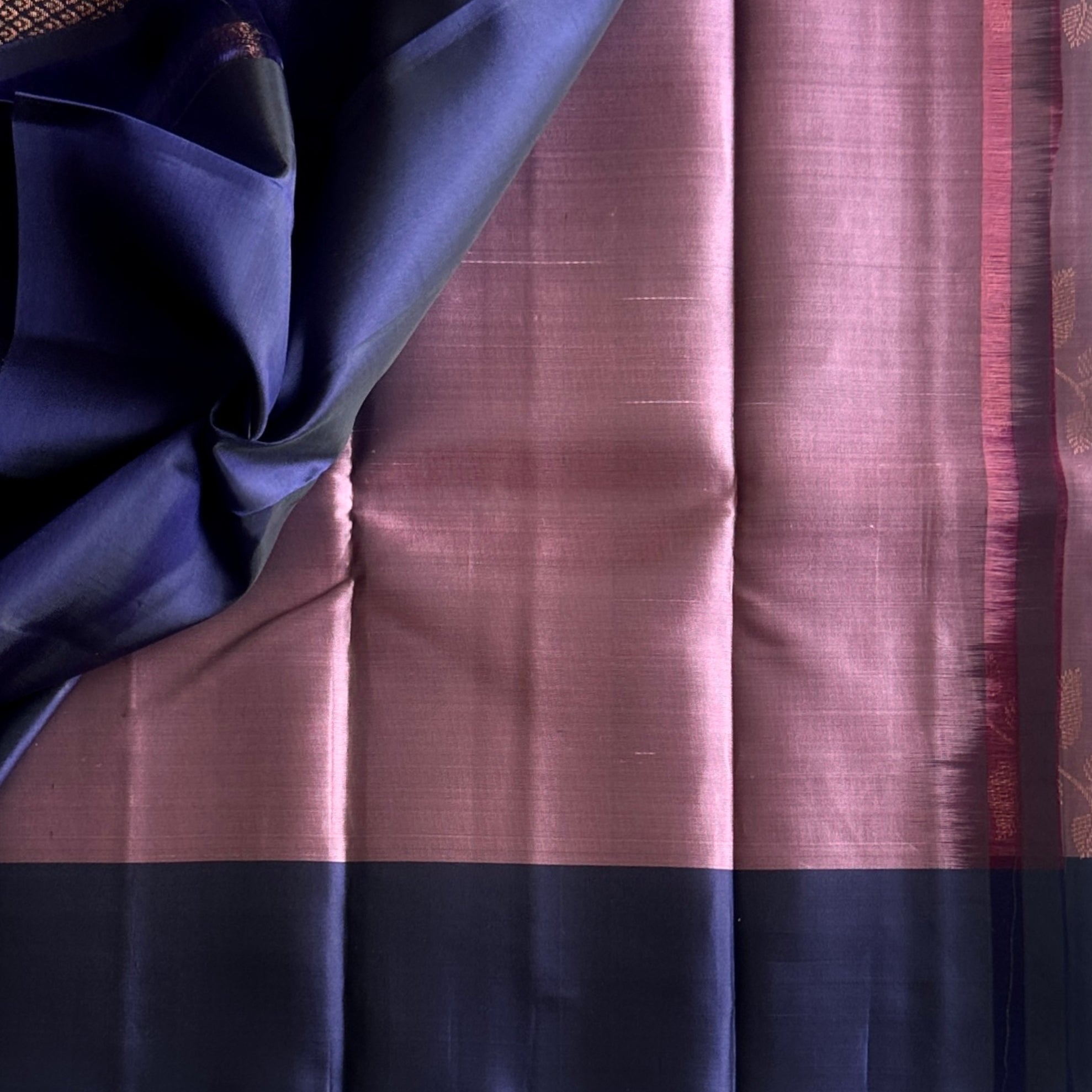 Mauve Metallic Shade lightweight pure silk with Indigo Pallu Copper Zari Diamond Motif