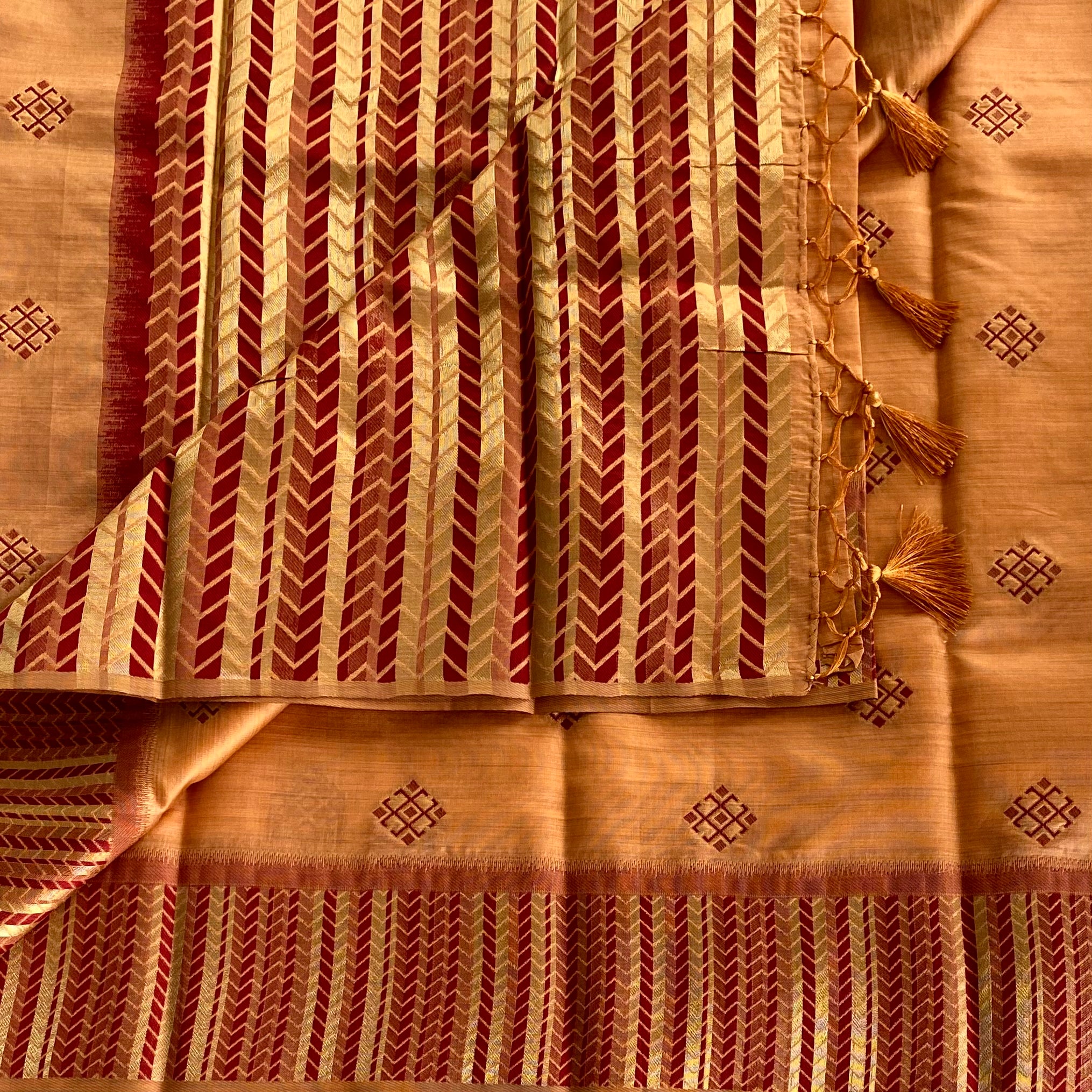 Peach Magenta Zari Striped Pallu Diamond Motif Traditional Silk Saree