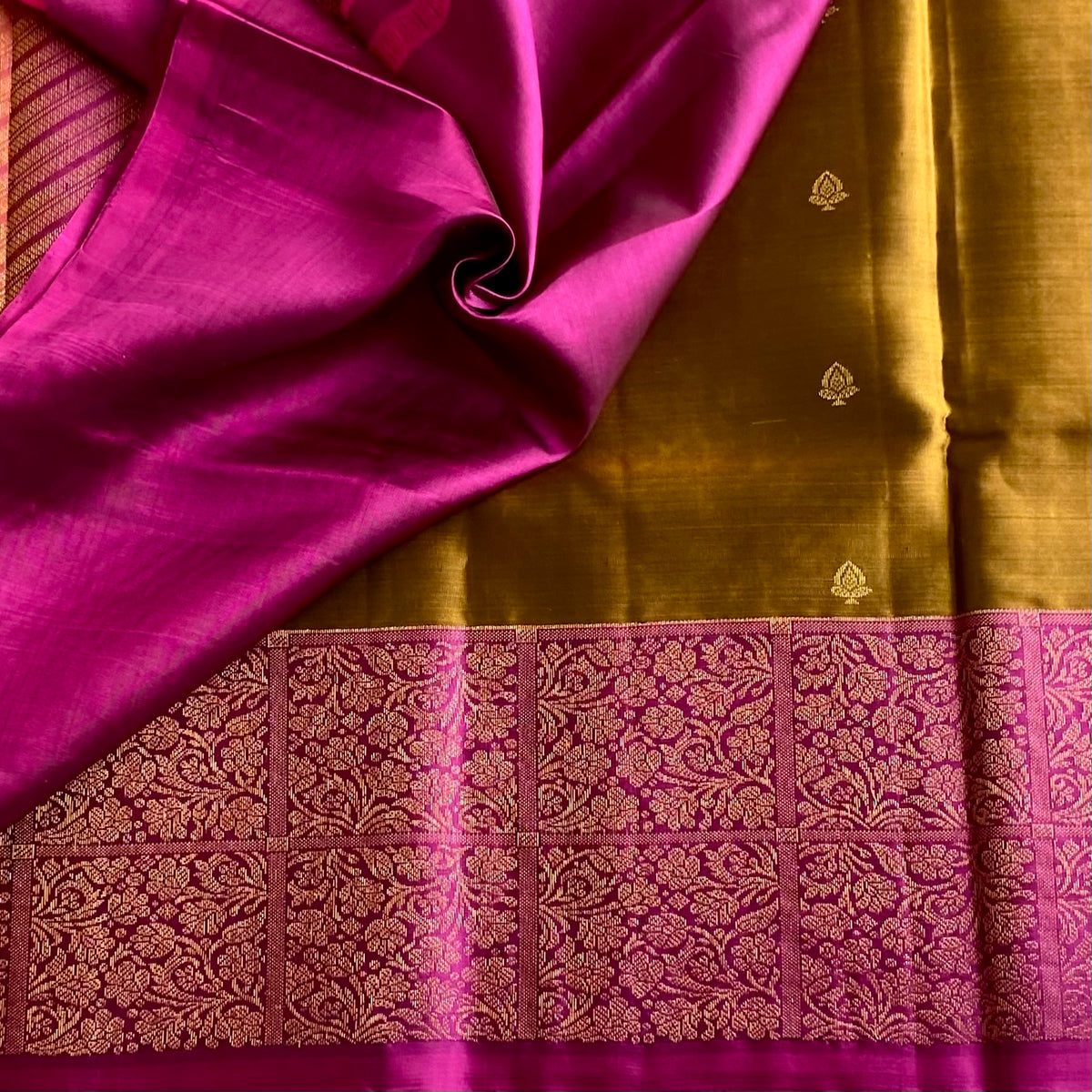 Antique Mehandi Green Designer Pure Silk Saree With Rani Pink Pallu