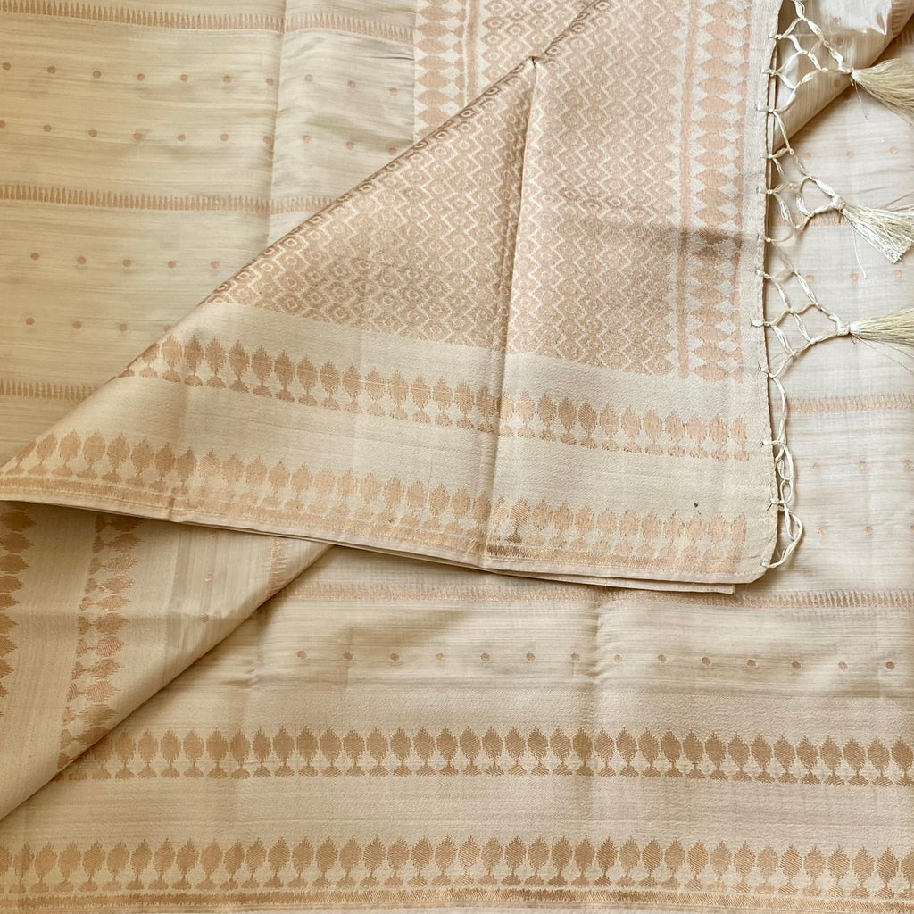 Blush Beige Traditional Saree With Diamond Pallu And Leaf Border