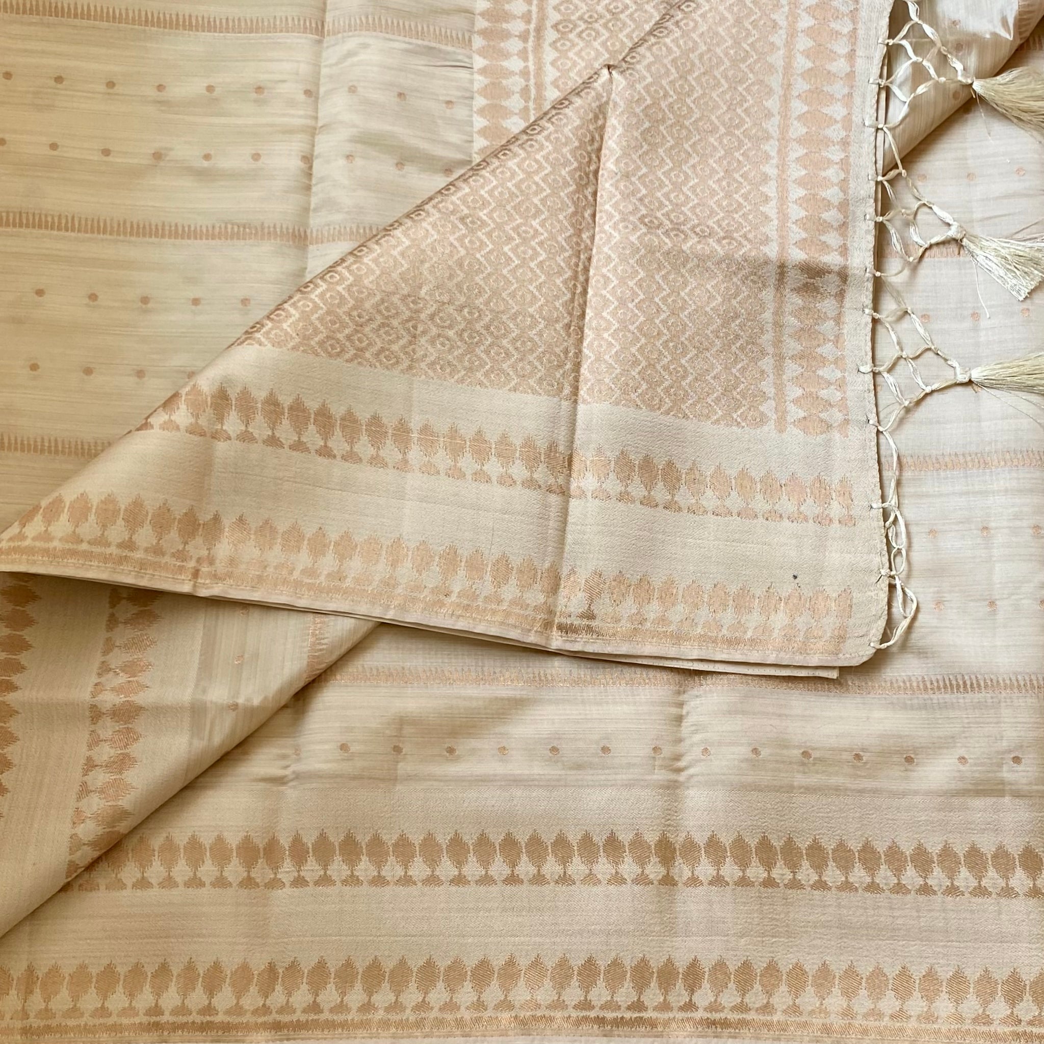 Blush Beige Traditional Saree With Diamond Pallu And Leaf Border