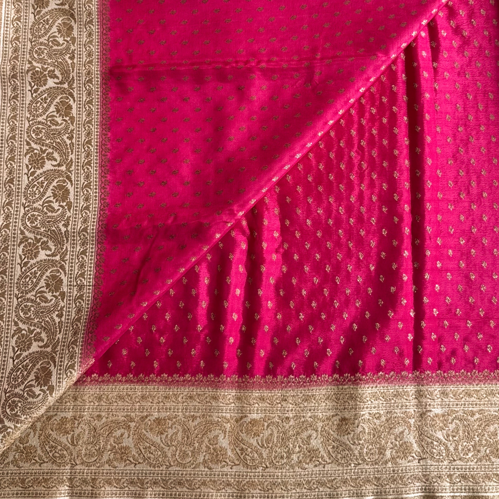 Magenta Ivory Paisley Zari Woven Saree Traditional Festive Wear Elegant