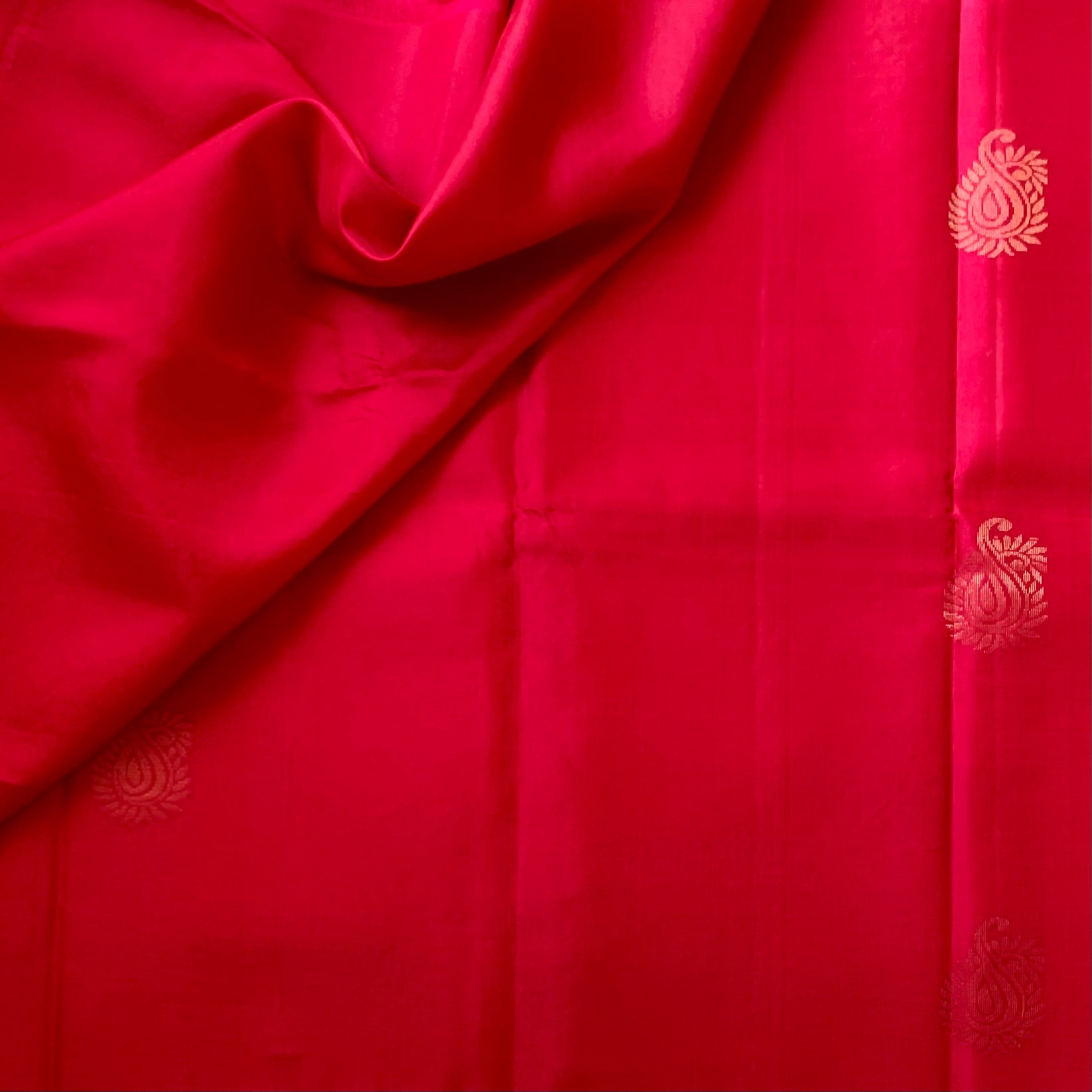 Elegant Fuchsia Silk Paisley Saree with Gold Zari Diamond Pallu